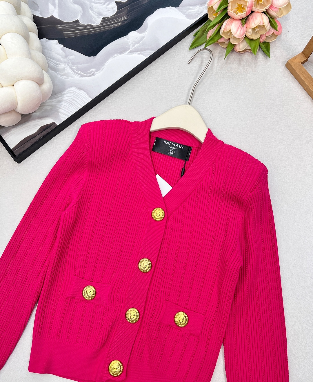 🆕BALMAIN 金扣V领针织开衫，V领的设计，修饰脸型和脖颈线条展现迷人锁骨和优雅的天鹅颈，垫肩设计，