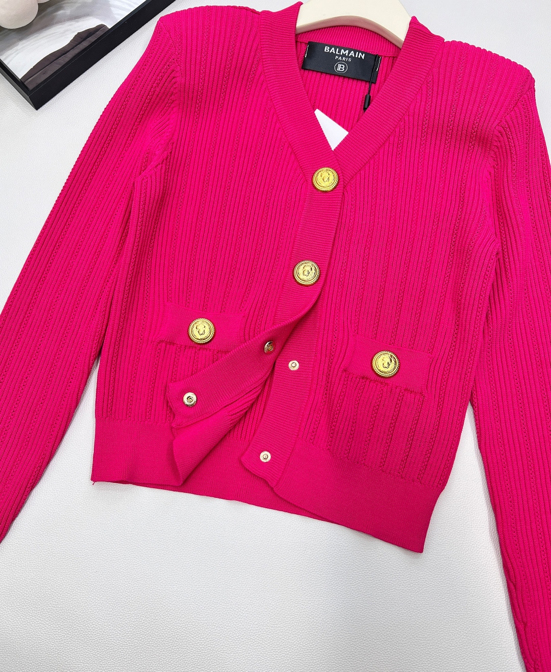 🆕BALMAIN 金扣V领针织开衫，V领的设计，修饰脸型和脖颈线条展现迷人锁骨和优雅的天鹅颈，垫肩设计，