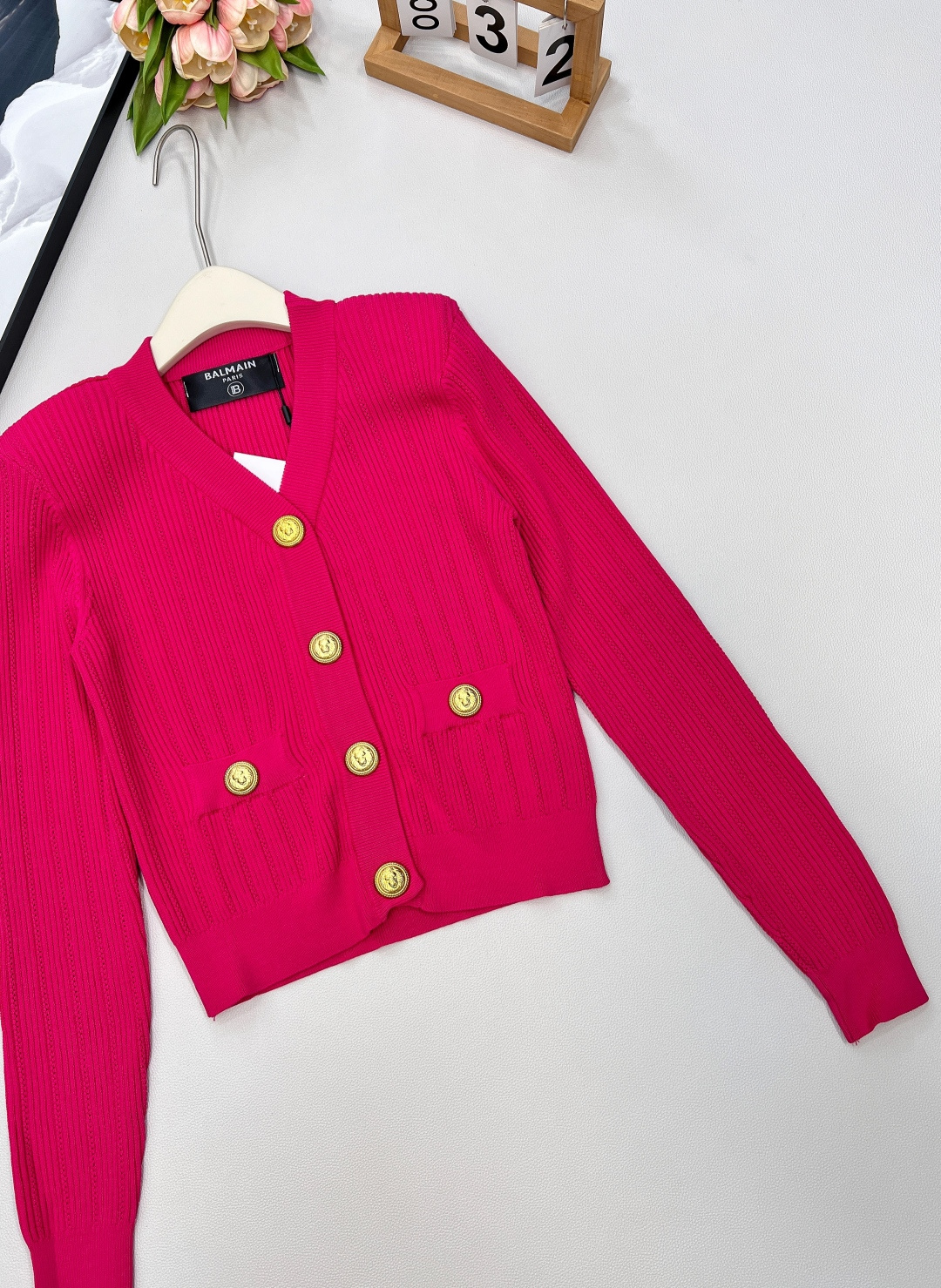 🆕BALMAIN 金扣V领针织开衫，V领的设计，修饰脸型和脖颈线条展现迷人锁骨和优雅的天鹅颈，垫肩设计，