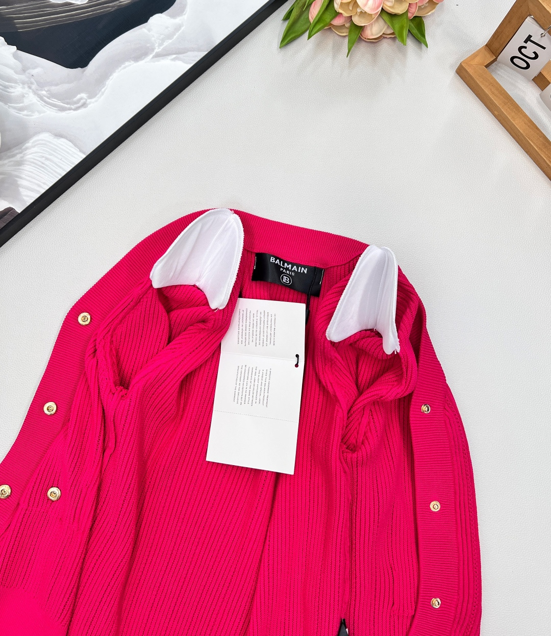 🆕BALMAIN 金扣V领针织开衫，V领的设计，修饰脸型和脖颈线条展现迷人锁骨和优雅的天鹅颈，垫肩设计，