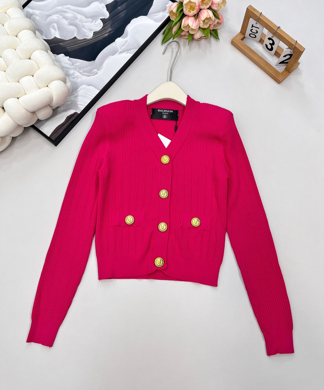 🆕BALMAIN 金扣V领针织开衫，V领的设计，修饰脸型和脖颈线条展现迷人锁骨和优雅的天鹅颈，垫肩设计，