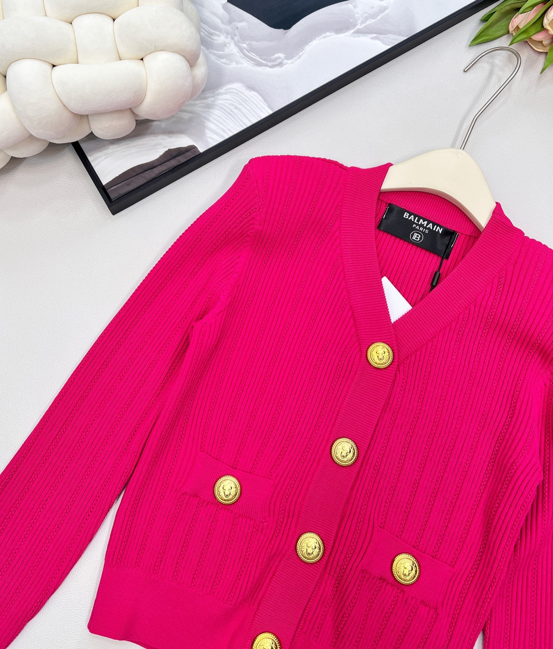 🆕BALMAIN 金扣V领针织开衫，V领的设计，修饰脸型和脖颈线条展现迷人锁骨和优雅的天鹅颈，垫肩设计，