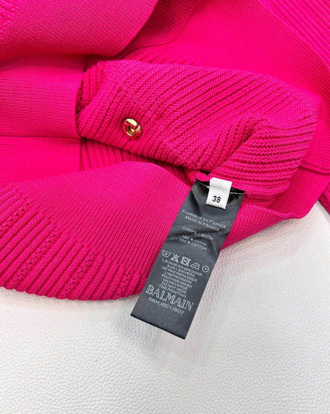 🆕BALMAIN 金扣V领针织开衫，V领的设计，修饰脸型和脖颈线条展现迷人锁骨和优雅的天鹅颈，垫肩设计，