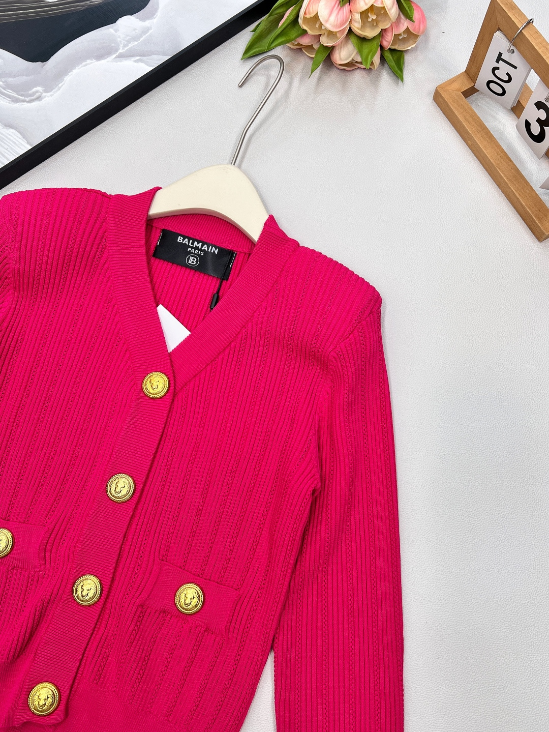 🆕BALMAIN 金扣V领针织开衫，V领的设计，修饰脸型和脖颈线条展现迷人锁骨和优雅的天鹅颈，垫肩设计，