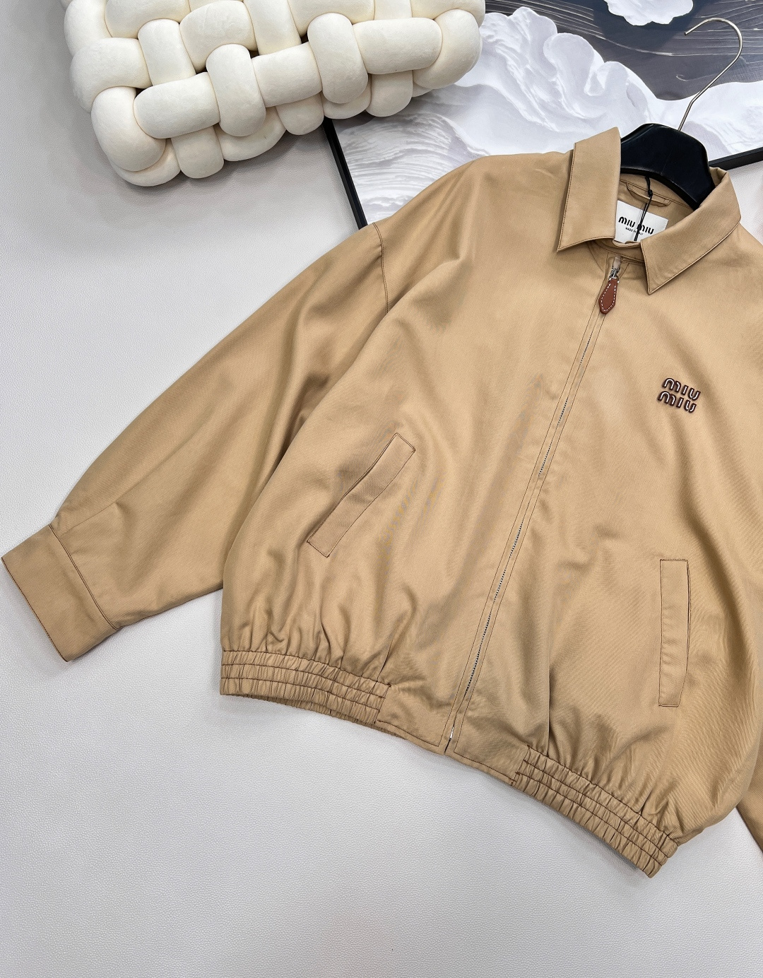 🆕Miumiu2025新款字母刺绣休闲飞行夹克外套，定制YB斜纹全棉材质 质感细腻 垂感十足 穿搭更为舒