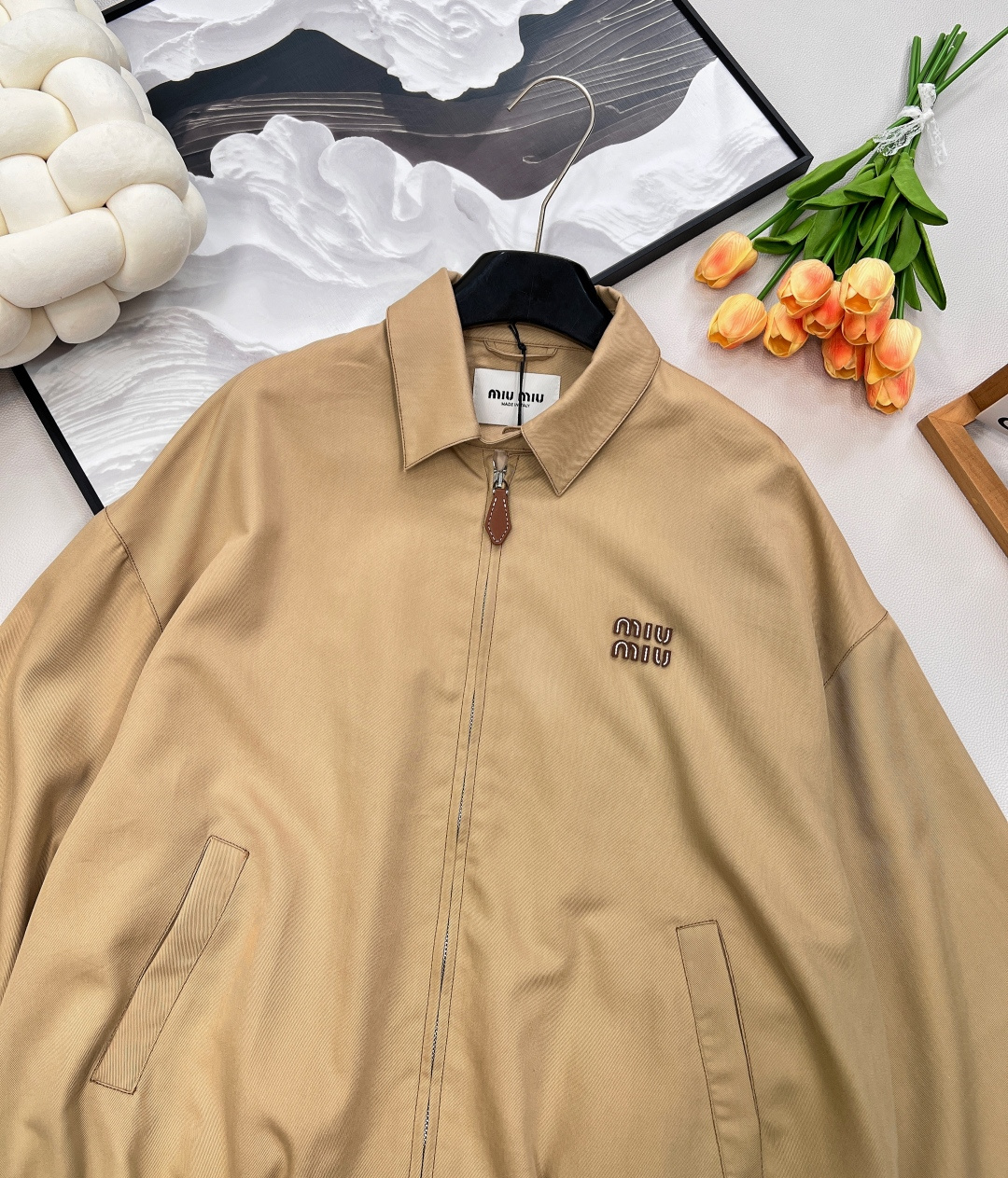 🆕Miumiu2025新款字母刺绣休闲飞行夹克外套，定制YB斜纹全棉材质 质感细腻 垂感十足 穿搭更为舒