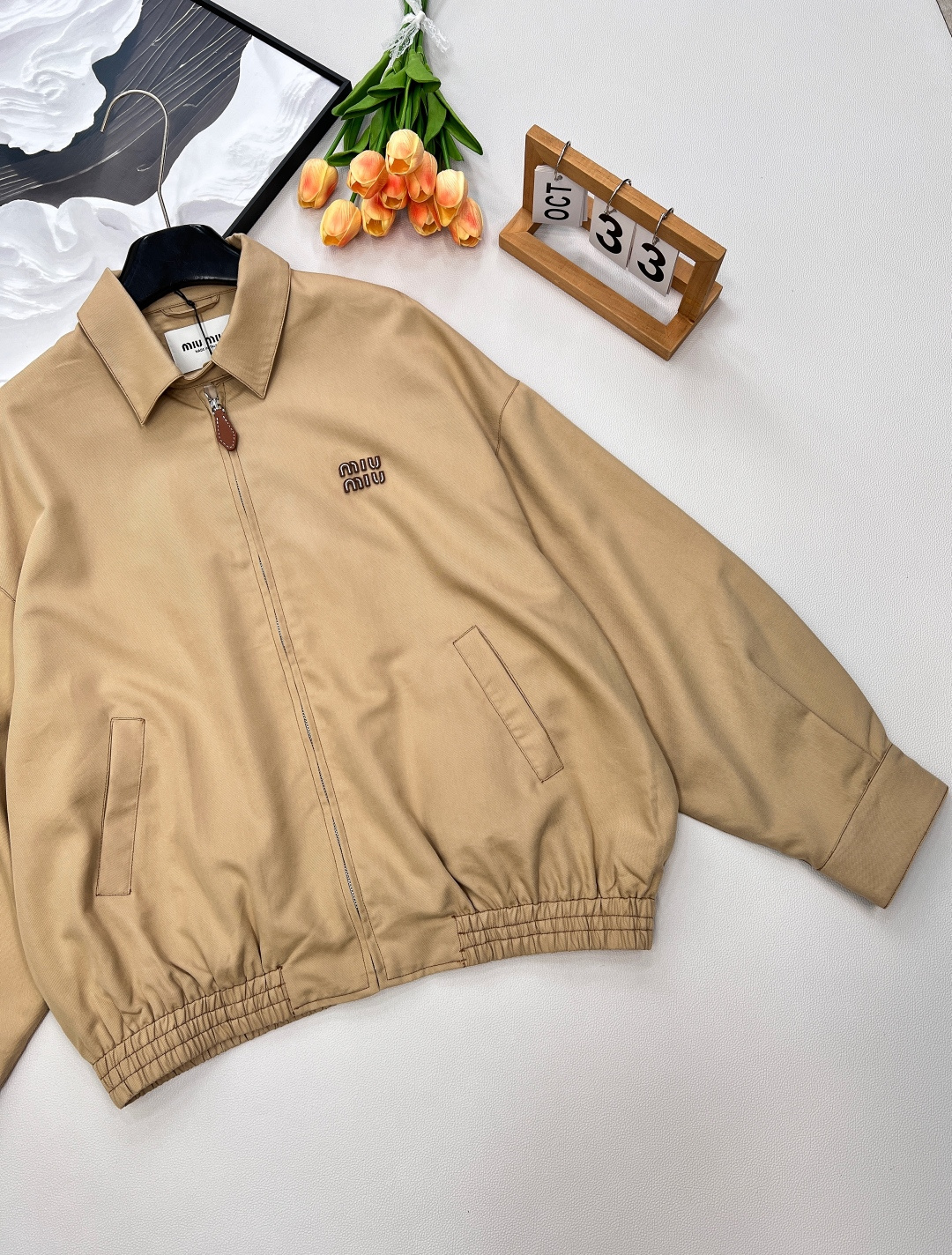 🆕Miumiu2025新款字母刺绣休闲飞行夹克外套，定制YB斜纹全棉材质 质感细腻 垂感十足 穿搭更为舒