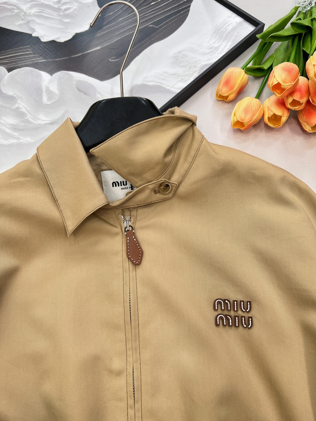 🆕Miumiu2025新款字母刺绣休闲飞行夹克外套，定制YB斜纹全棉材质 质感细腻 垂感十足 穿搭更为舒