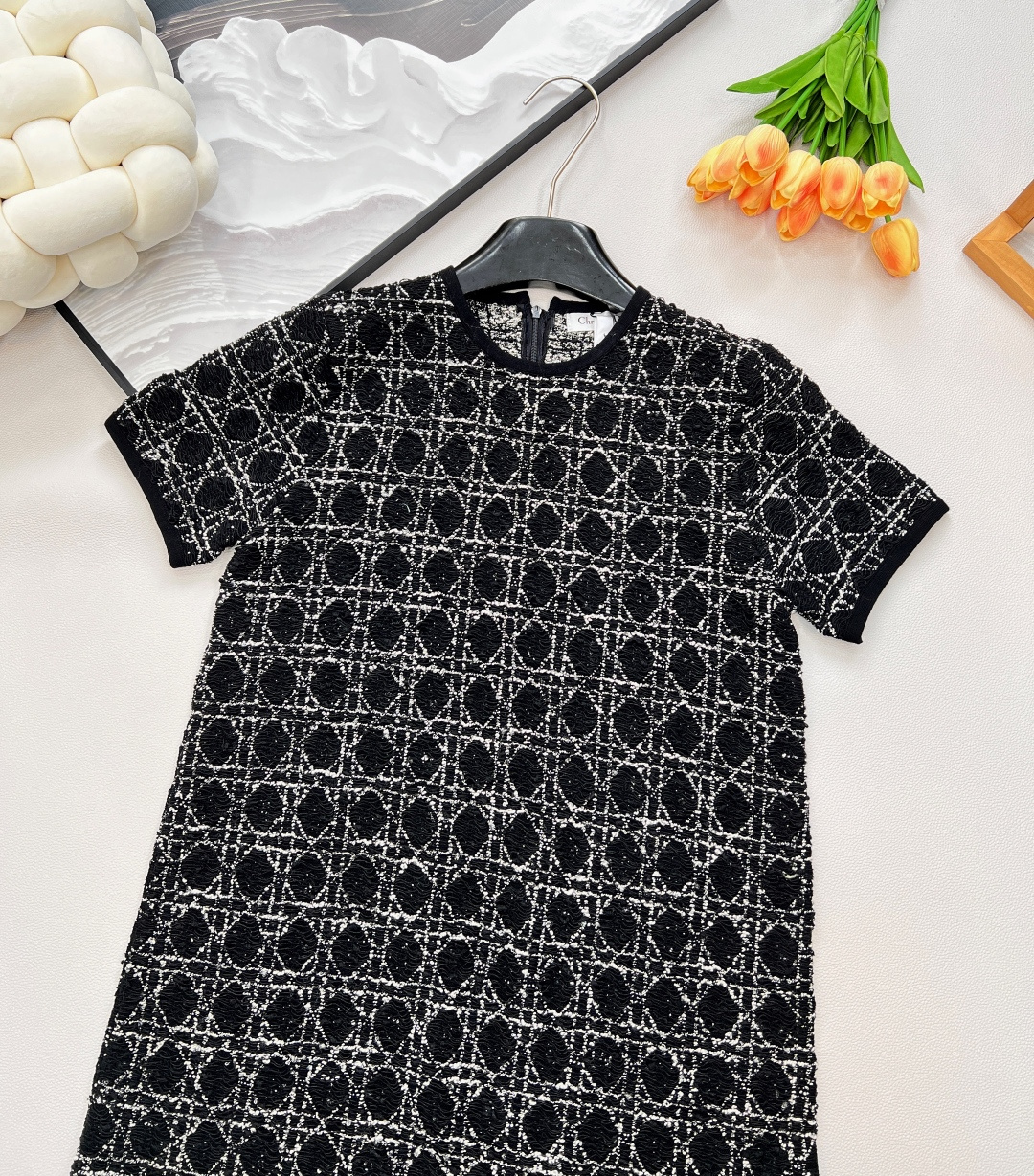 🆕Dior经典藤格纹粗花短袖连衣，这款藤格纹粗花短袖连衣裙绝对不容错过。完美融合了Dior品牌的经典元素