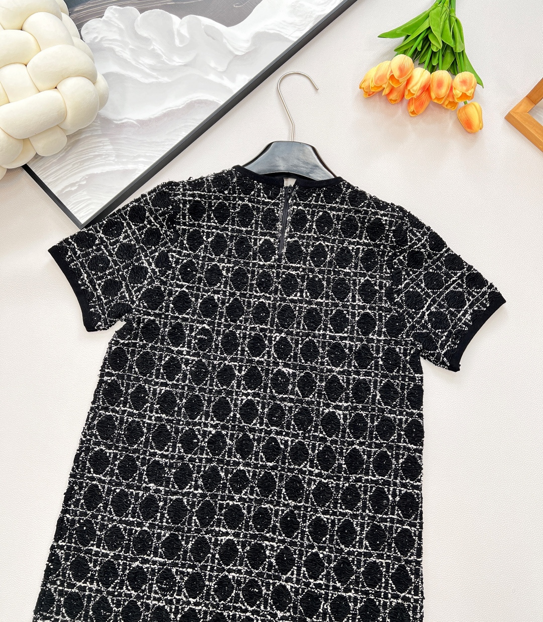 🆕Dior经典藤格纹粗花短袖连衣，这款藤格纹粗花短袖连衣裙绝对不容错过。完美融合了Dior品牌的经典元素