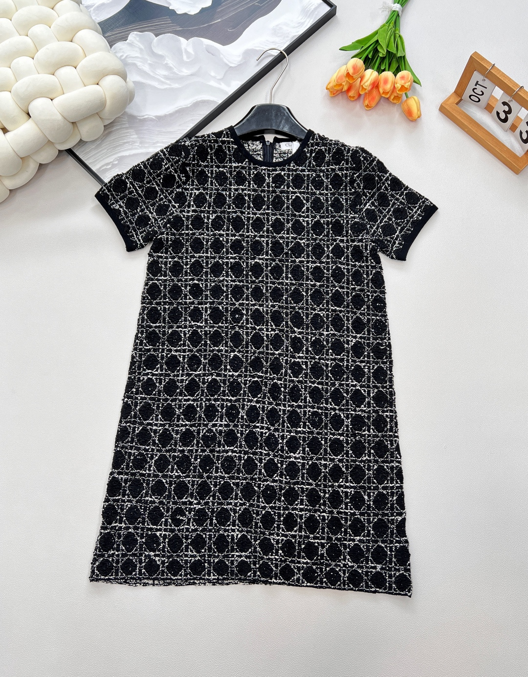 NO:736639,Dior's classic cannage pattern short-sleeved jumpsuit. This cannage pattern short-sleeved dress is definitely not to be missed. It perfectly blends the classic elements of the Dior brand with modern fashion concepts. In this dress, the cannage pattern is presented in an exquisite way, with simple and smooth lines. The crisscrossing outlines a unique rhythm, highlighting a unique fashion taste.  The use of thick floral weaving technology gives this dress richer texture and layers. Each thick floral thread is carefully selected and woven into a delicate and three-dimensional texture under the skillful hands of craftsmen, which is full of texture to the touch. This weaving method not only enhances the quality of the clothing, but also demonstrates Dior's ultimate pursuit of details and craftsmanship, revealing the sophistication and sophistication of French fashion in every aspect.  The cut of the short sleeves is neat and generous, which not only retains the refreshing feeling of summer, but also shows off the soft arm lines of women. This design is very suitable for daily wear or various social occasions, or attending fashion parties. It can be easily controlled and makes the wearer the focus of attention. Three standards are complete, and large quantities are shipped. Sizes sml code, dior, skirts, T-shirt,19860909Dior经典藤格纹粗花短袖连衣,这款藤格纹粗花短袖连衣裙绝对不容错过.完美融合了Dior品牌的经典元素与现代时尚理念. 这款连衣裙,藤格纹以精致的方式呈现,线条简洁而流畅,纵横交错间勾勒出一种独特的韵律,彰显出与众不同的时尚品味. 粗花编织工艺的运用,则为这款连衣裙赋予了更为丰富的质感与层次.每一根粗花线都经过精心挑选,在工匠们的巧手下编织成细腻而立体的纹理,触摸起来质感十足.这种编织方式不仅提升了服装的品质感,更展现出Dior对于细节和工艺的极致追求,每一处都透露着法式时尚的精致与考究. 短袖的剪裁利落而大方,既保留了夏日的清爽感,又恰到好处地展现出女性的柔美手臂线条.这样的设计非常适合日常穿着或是各种社交场合,还是参加时尚派对,都能轻松驾驭,让穿着者成为众人瞩目的焦点.三标齐全,大货出 尺码sml 编码,,dior,skirts,T-shirt,,Women's clothing