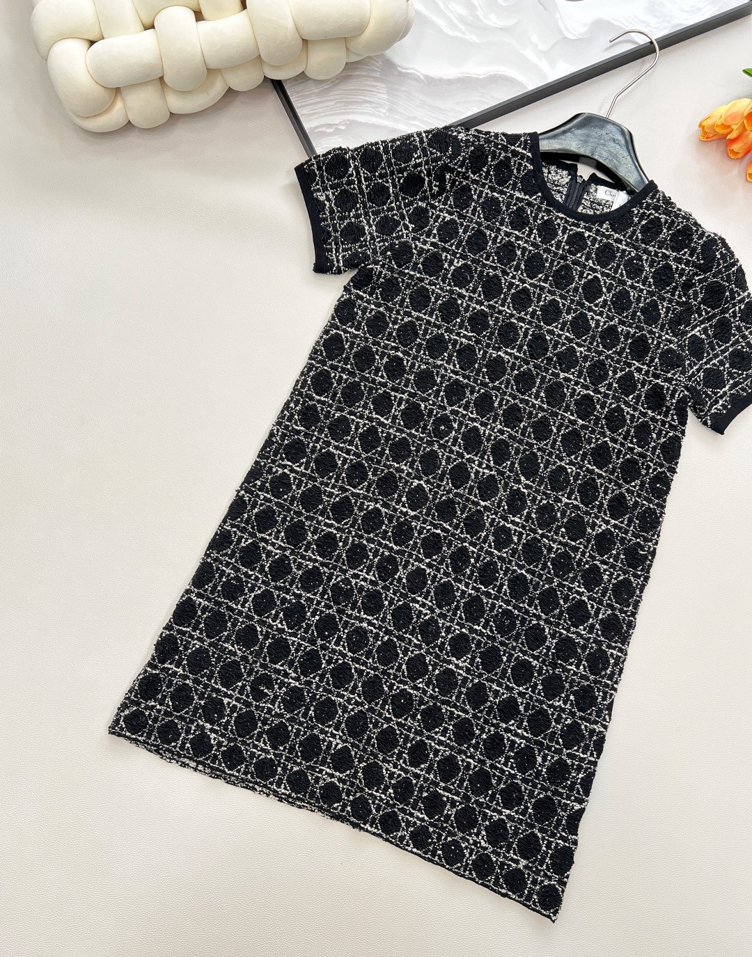 🆕Dior经典藤格纹粗花短袖连衣，这款藤格纹粗花短袖连衣裙绝对不容错过。完美融合了Dior品牌的经典元素