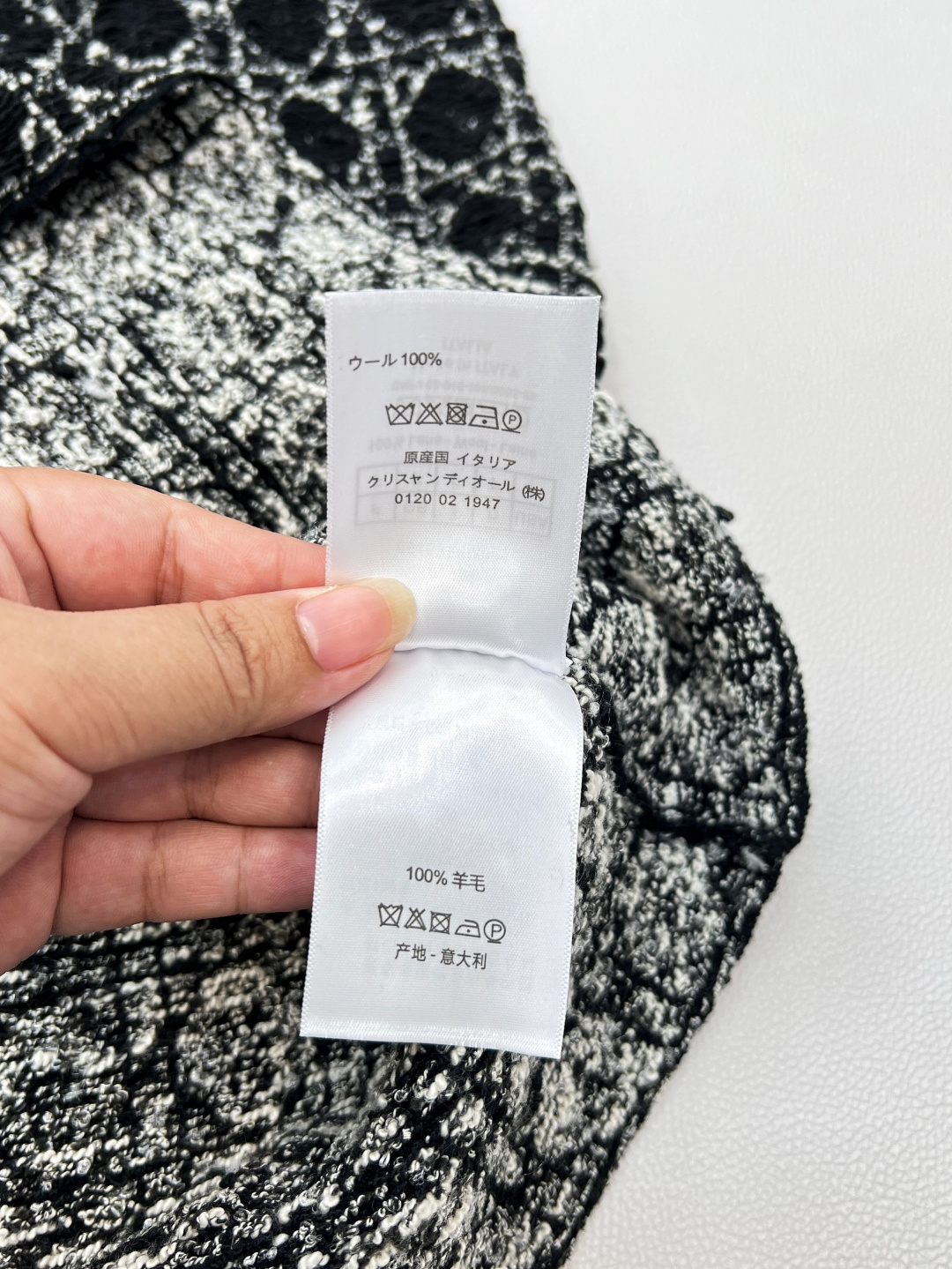 🆕Dior经典藤格纹粗花短袖连衣，这款藤格纹粗花短袖连衣裙绝对不容错过。完美融合了Dior品牌的经典元素