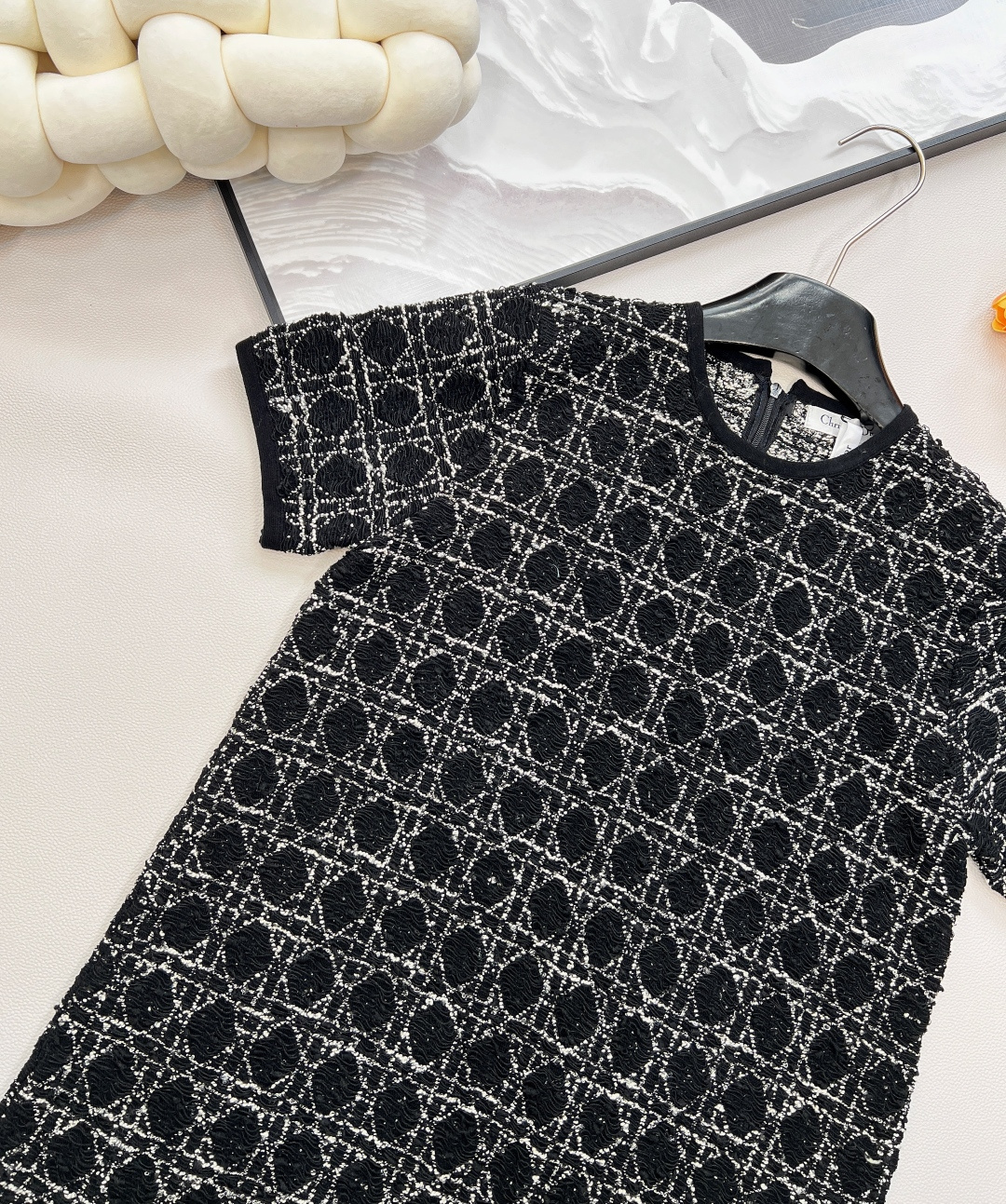 🆕Dior经典藤格纹粗花短袖连衣，这款藤格纹粗花短袖连衣裙绝对不容错过。完美融合了Dior品牌的经典元素