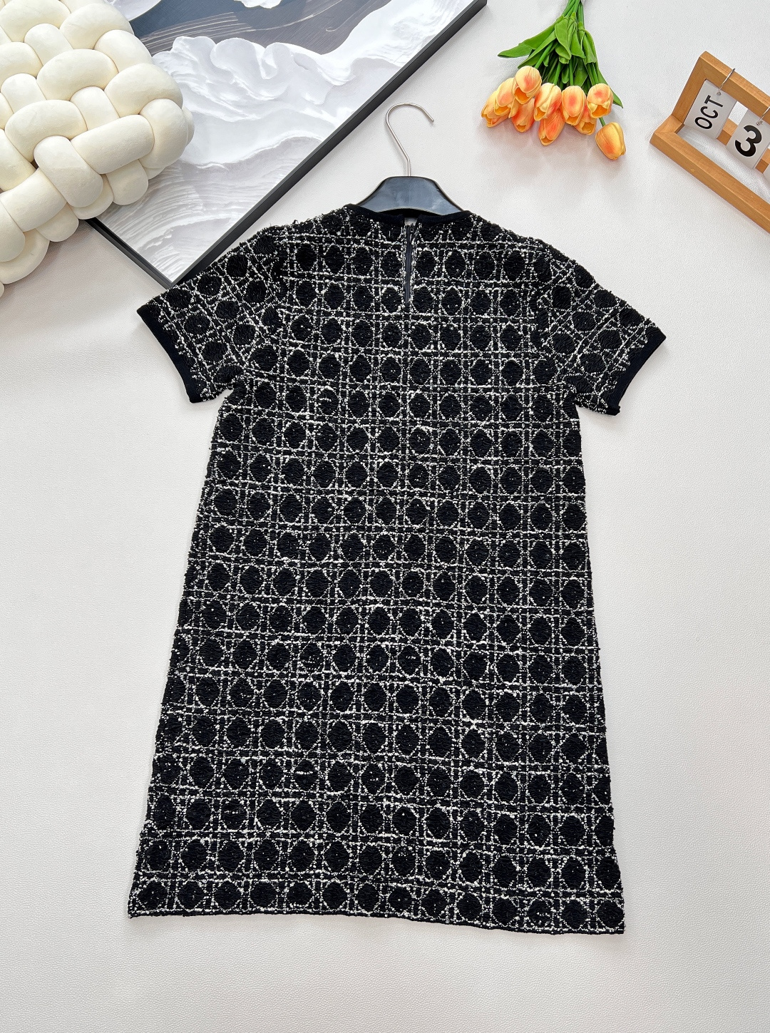 🆕Dior经典藤格纹粗花短袖连衣，这款藤格纹粗花短袖连衣裙绝对不容错过。完美融合了Dior品牌的经典元素