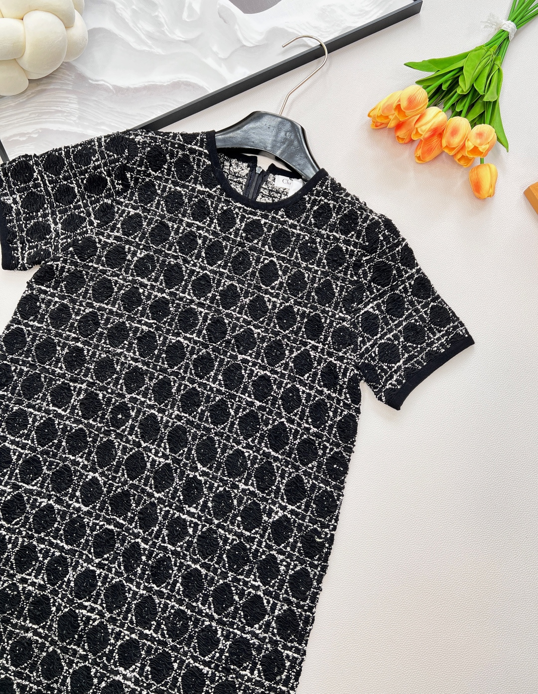 🆕Dior经典藤格纹粗花短袖连衣，这款藤格纹粗花短袖连衣裙绝对不容错过。完美融合了Dior品牌的经典元素