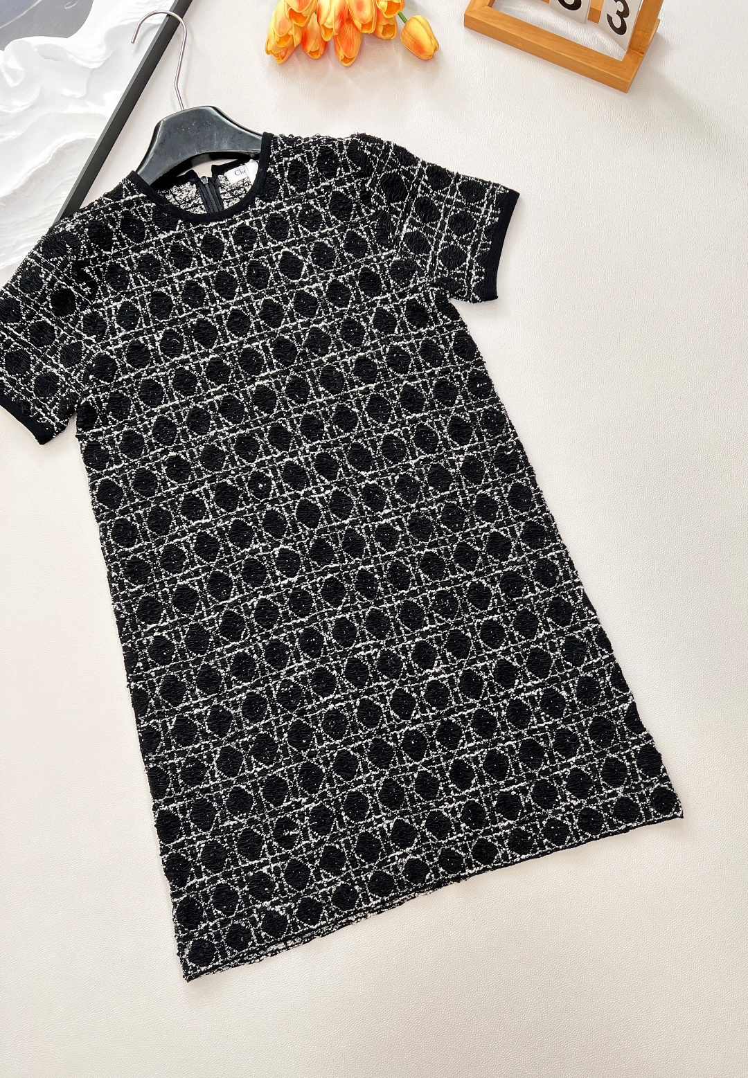 🆕Dior经典藤格纹粗花短袖连衣，这款藤格纹粗花短袖连衣裙绝对不容错过。完美融合了Dior品牌的经典元素