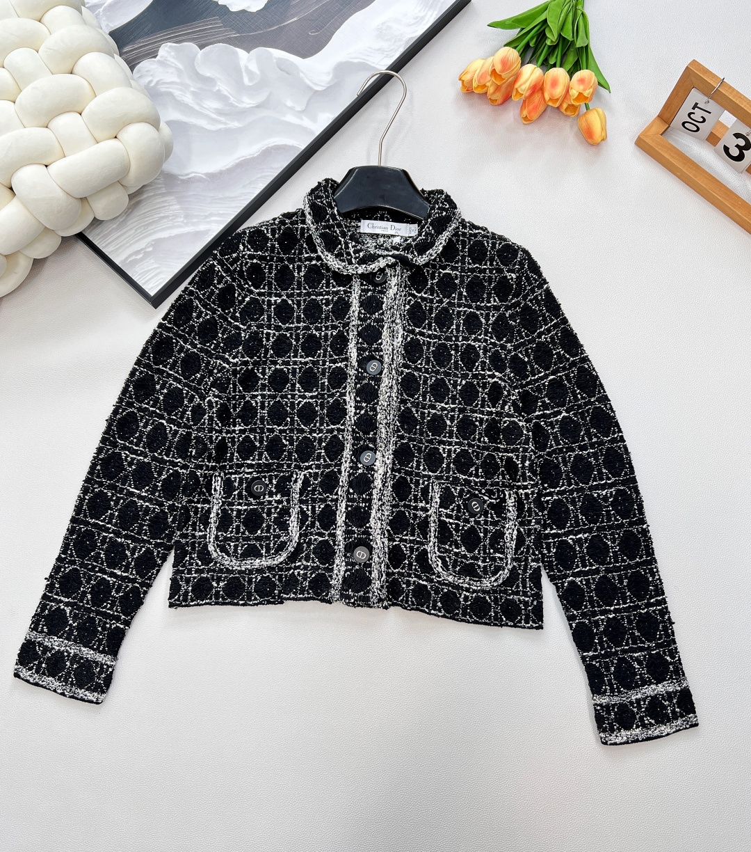 NO:736600,Dior cannage pattern heavy duty denim knitted jacket knitted skirt suit,  The classic cannage pattern of the cardigan is presented in the form of heavy-duty tweed. Every weaving embodies the hard work and ingenuity of the craftsmen. The delicate and three-dimensional texture not only gives the clothing a unique texture, but also demonstrates Dior's ultimate pursuit of quality.  The design of the lapel adds a bit of sophistication and elegance, appropriately modifying the neck line, showing women's femininity and confidence. Exquisite buttons are embellished on it, revealing luxury in simplicity, adding the finishing touch to the overall look. Every detail can withstand scrutiny.  The matching skirt is also full of highlights. The iconic cannage pattern on the skirt echoes with the cardigan, and the overall style is harmonious and unified. The high-waist design cleverly elongates the leg line, showing the graceful figure of a woman. It is worth mentioning that the eye-catching 'CHRISTIAN DIOR' words on the waist of the skirt are not only a symbol of the brand's identity, but also a declaration of fashion attitude. Walking on the street, it can easily become the focus of everyone's attention.  Whether worn separately or as a complete set, this suit can show unique fashion charm. The cardigan can be paired with simple jeans to create a casual yet sophisticated daily look; the skirt can be combined with a solid-color shirt to create an elegant and intellectual workplace style. Of course, the complete set is even more aura. Whether it is attending a formal business occasion or a fashion party, it can be easily managed, showing French luxury style. Complete three standards, large quantities available. Size sml  Jackets,,dior,skirts,jeans,jackets & coats,shirts,19860909Dior藤格纹重工粗花针织外套针织半裙套装, 开衫经典的藤格纹图案以重工粗花呢的形式呈现,每一处编织都凝聚着工匠们的心血与巧思.细腻而立体的纹理,不仅赋予了服装独特的质感,更彰显出Dior对于品质的极致追求.翻领的设计增添了几分干练与优雅,恰到好处地修饰颈部线条,展现出女性的柔美与自信.精致的纽扣点缀其上,简约中透露着奢华,为整体造型画龙点睛,每一个细节都经得起推敲. 搭配的半裙同样亮点十足.裙身上标志性的藤格纹与开衫相互呼应,整体风格和谐统一.高腰的设计巧妙地拉长腿部线条,展现出女性曼妙的身姿.值得一提的是,裙腰处醒目的“CHRISTIAN DIOR”字样,不仅是品牌身份的象征,更是时尚态度的宣言,走在街头,轻松成为众人瞩目的焦点. 这套套装无论是分开搭配还是成套穿着,都能展现出独特的时尚魅力.开衫可以搭配简约的牛仔裤,打造出随性又不失精致的日常造型；半裙则能与纯色衬衫组合,营造出优雅知性的职场风格.当然,成套穿着更是气场全开,无论是出席正式的商务场合,还是参加时尚派对,都能轻松驾驭,尽显法式奢华风情.三标齐全,大货出 尺码sml 外套编,,dior,skirts,jeans,jackets & coats,shirts,,Women's clothing