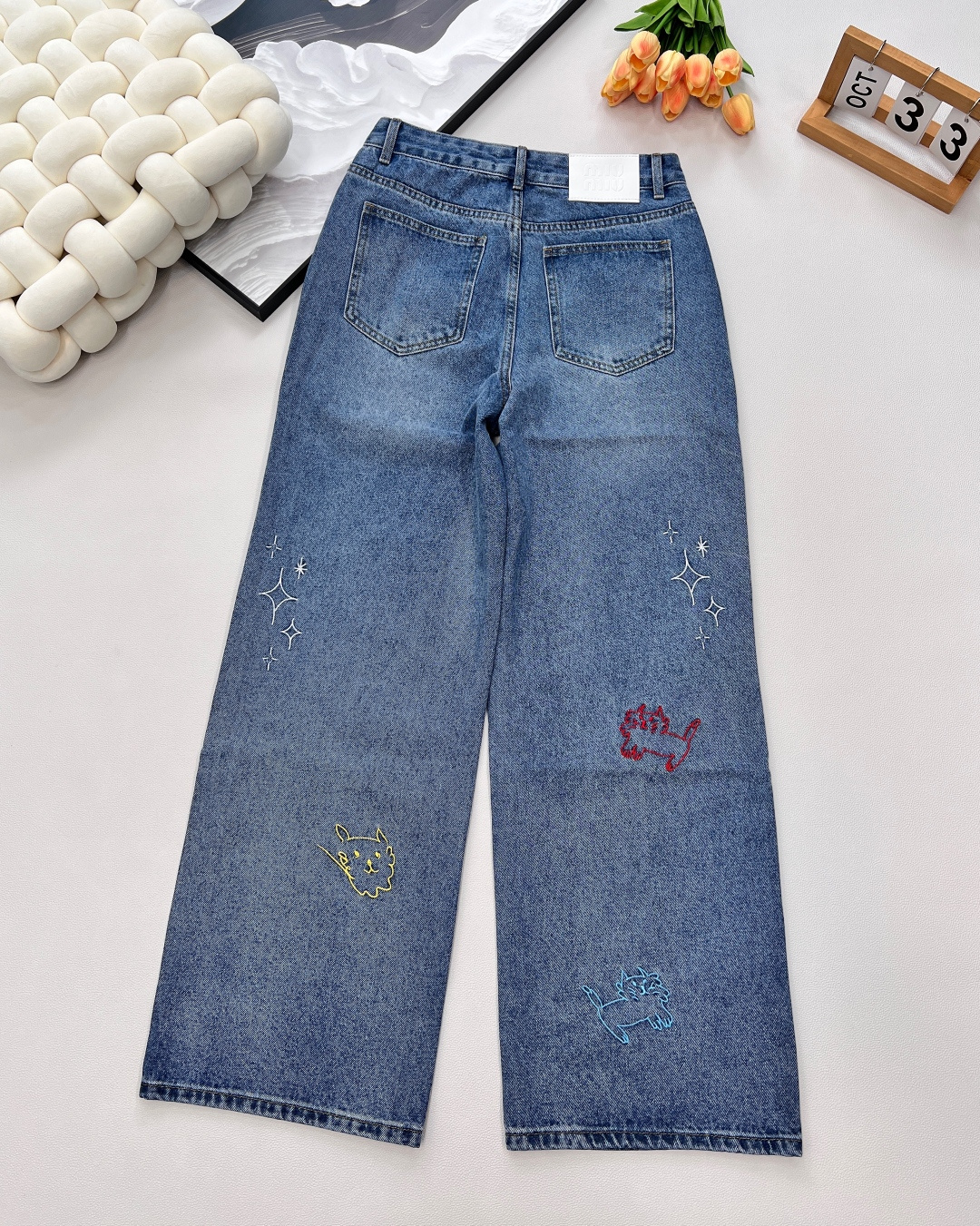 🆕miumiu25早秋系列新款DIY时髦高级彩色小猫刺绣牛仔裤|||，上身藏肉又显瘦 任何腿型都能轻松驾