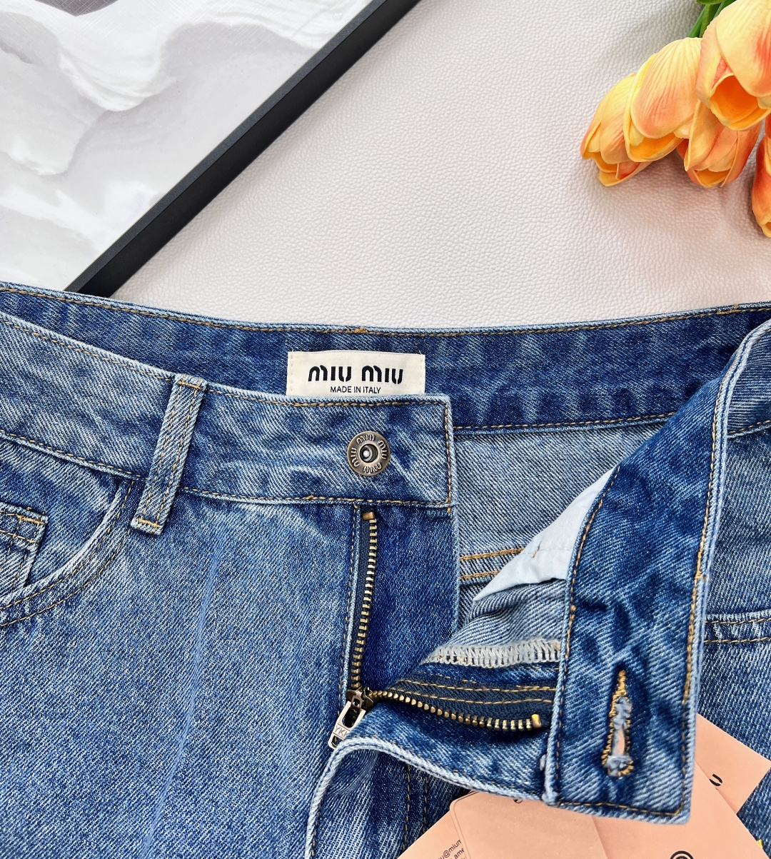🆕miumiu25早秋系列新款DIY时髦高级彩色小猫刺绣牛仔裤|||，上身藏肉又显瘦 任何腿型都能轻松驾