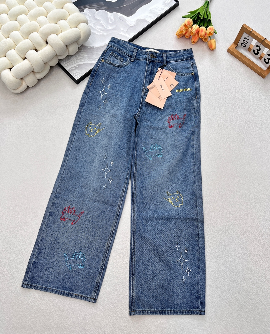 🆕miumiu25早秋系列新款DIY时髦高级彩色小猫刺绣牛仔裤|||，上身藏肉又显瘦 任何腿型都能轻松驾