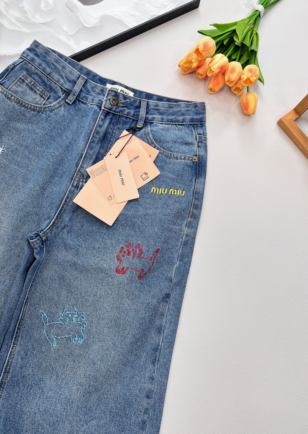 🆕miumiu25早秋系列新款DIY时髦高级彩色小猫刺绣牛仔裤|||，上身藏肉又显瘦 任何腿型都能轻松驾