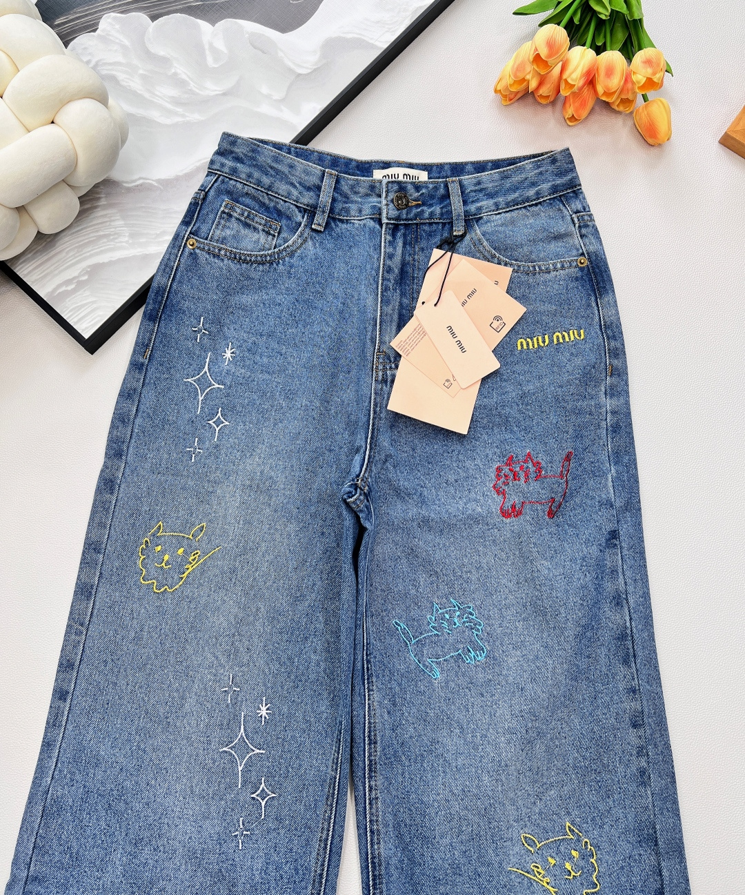 🆕miumiu25早秋系列新款DIY时髦高级彩色小猫刺绣牛仔裤|||，上身藏肉又显瘦 任何腿型都能轻松驾