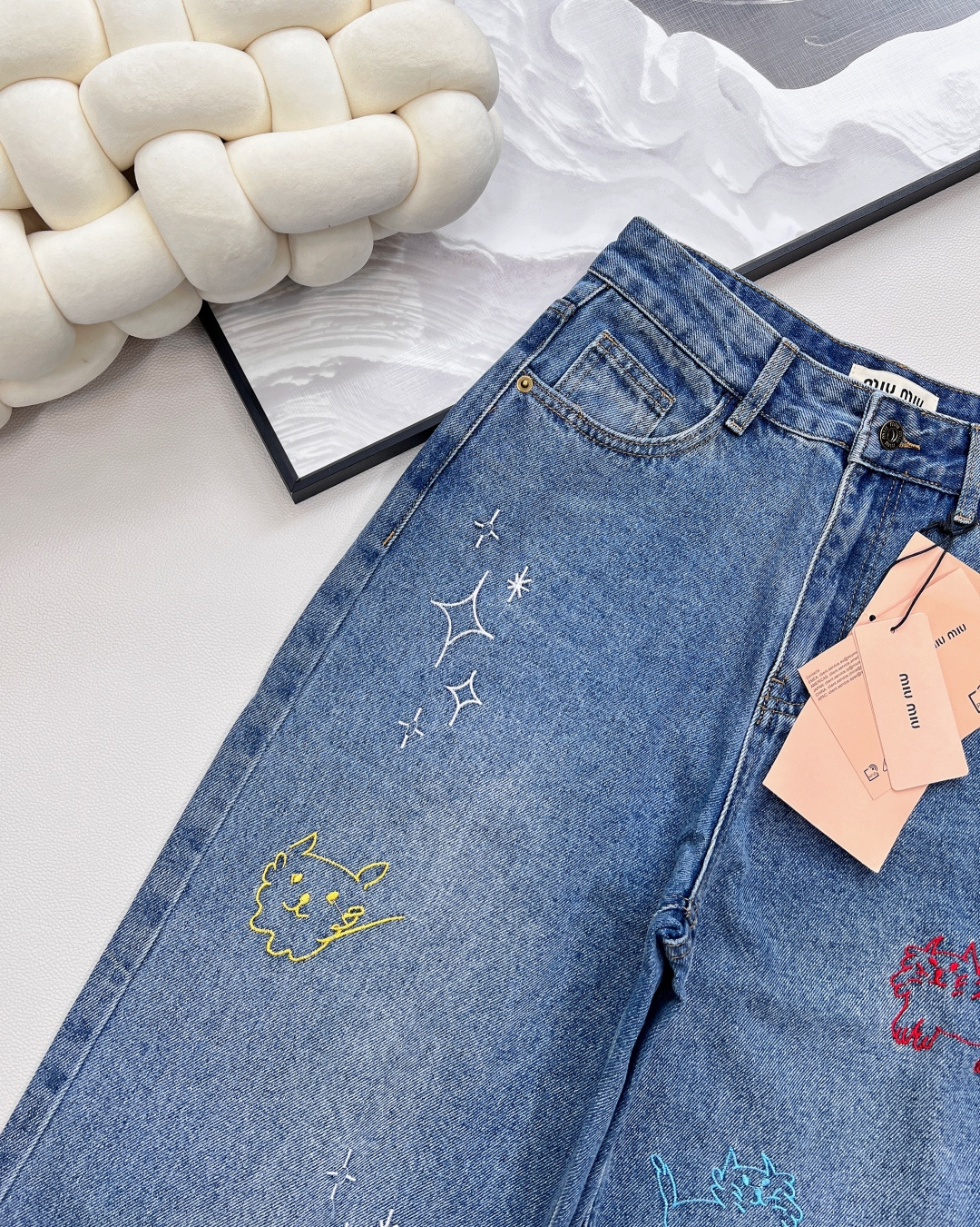 🆕miumiu25早秋系列新款DIY时髦高级彩色小猫刺绣牛仔裤|||，上身藏肉又显瘦 任何腿型都能轻松驾
