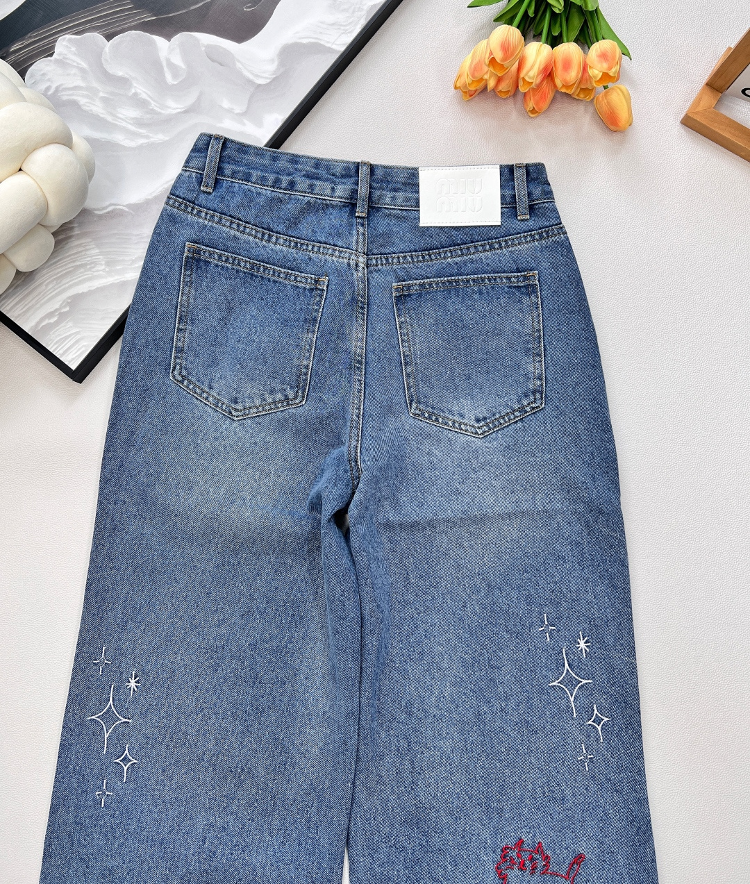 🆕miumiu25早秋系列新款DIY时髦高级彩色小猫刺绣牛仔裤|||，上身藏肉又显瘦 任何腿型都能轻松驾