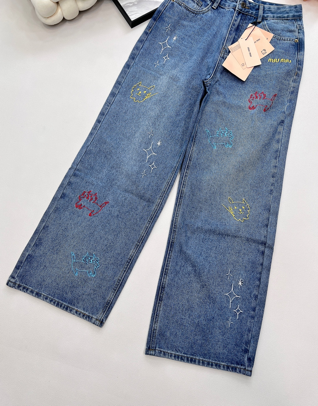 🆕miumiu25早秋系列新款DIY时髦高级彩色小猫刺绣牛仔裤|||，上身藏肉又显瘦 任何腿型都能轻松驾