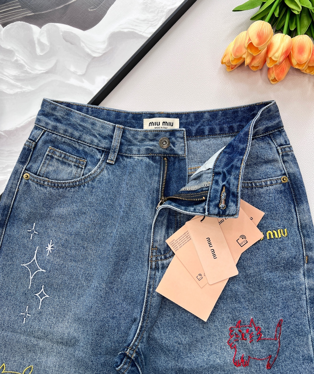 🆕miumiu25早秋系列新款DIY时髦高级彩色小猫刺绣牛仔裤|||，上身藏肉又显瘦 任何腿型都能轻松驾
