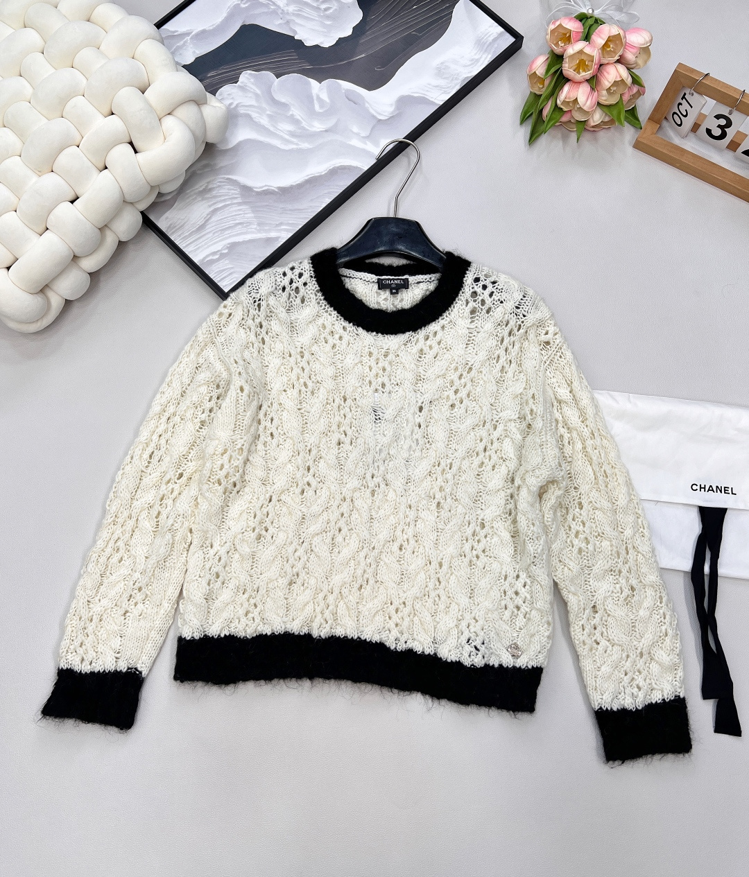 🆕CHANEL小香家新款羊毛套头衫，订制的羊毛与马海毛拼接面料，羊毛的柔软温暖搭配马海毛的独特光泽与蓬松
