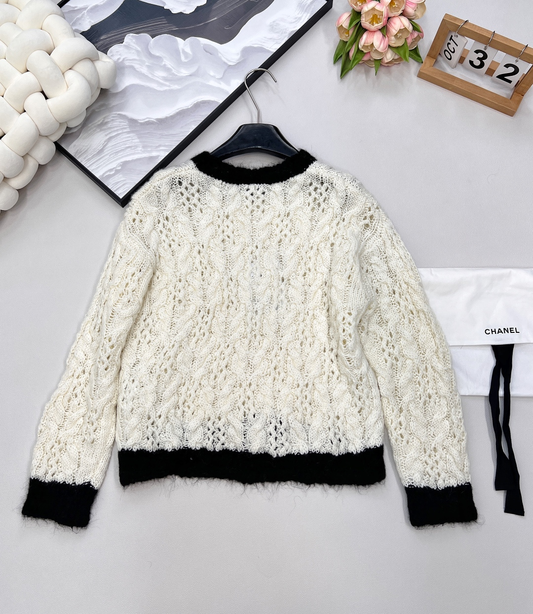 🆕CHANEL小香家新款羊毛套头衫，订制的羊毛与马海毛拼接面料，羊毛的柔软温暖搭配马海毛的独特光泽与蓬松