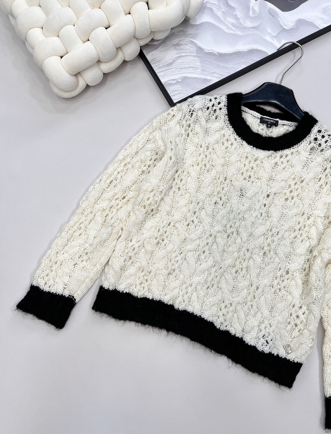 🆕CHANEL小香家新款羊毛套头衫，订制的羊毛与马海毛拼接面料，羊毛的柔软温暖搭配马海毛的独特光泽与蓬松