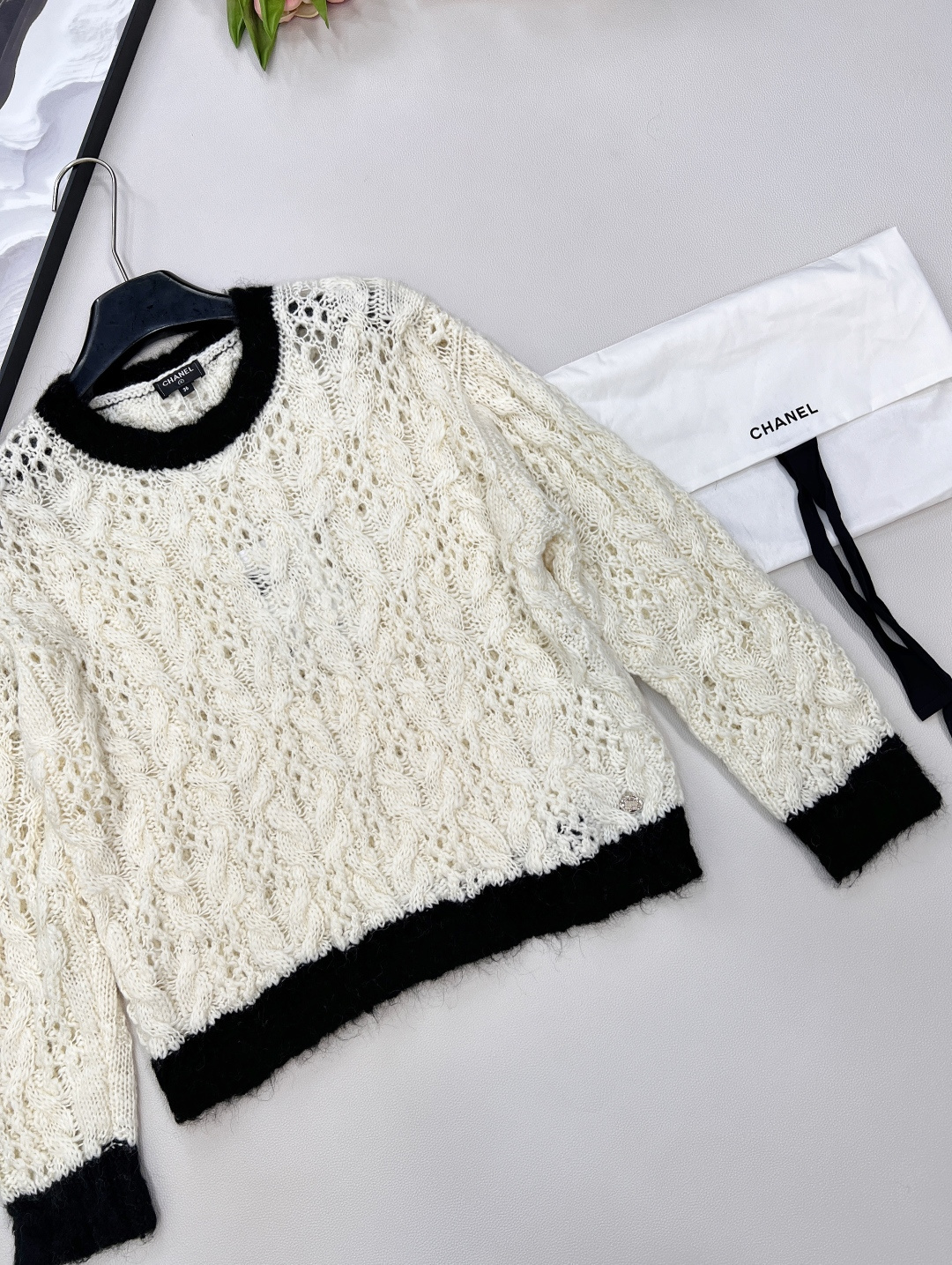 🆕CHANEL小香家新款羊毛套头衫，订制的羊毛与马海毛拼接面料，羊毛的柔软温暖搭配马海毛的独特光泽与蓬松