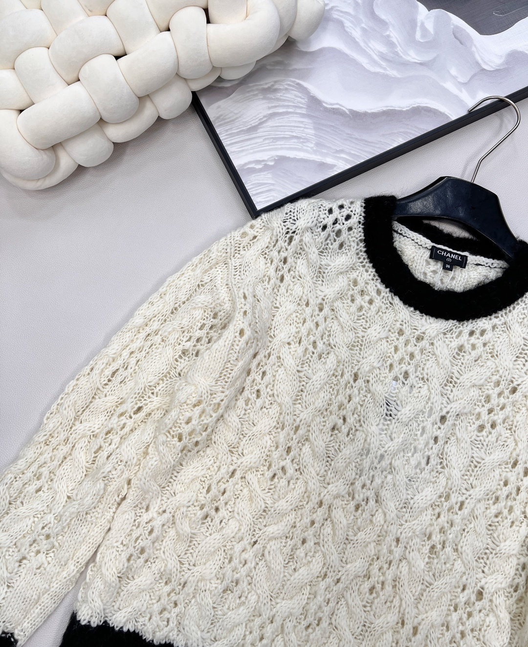 🆕CHANEL小香家新款羊毛套头衫，订制的羊毛与马海毛拼接面料，羊毛的柔软温暖搭配马海毛的独特光泽与蓬松