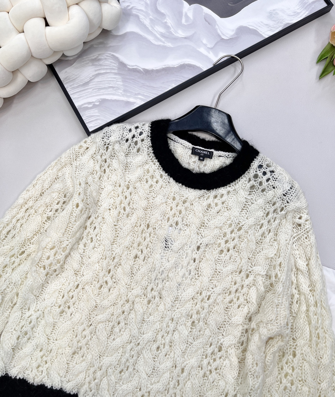 🆕CHANEL小香家新款羊毛套头衫，订制的羊毛与马海毛拼接面料，羊毛的柔软温暖搭配马海毛的独特光泽与蓬松