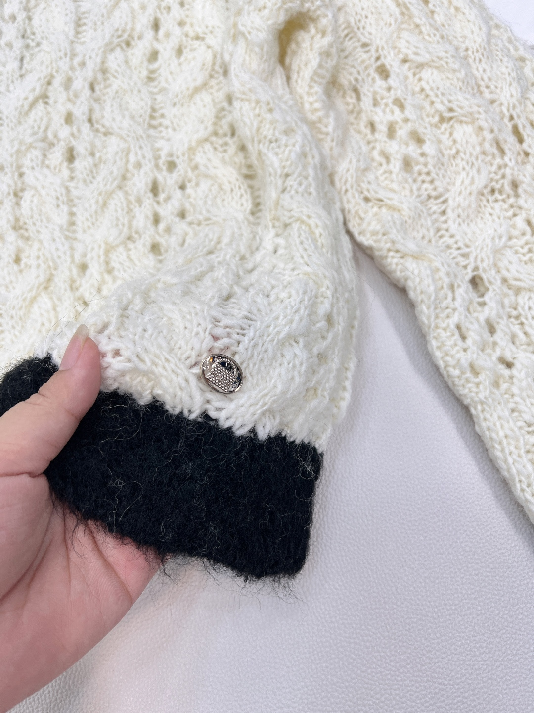 🆕CHANEL小香家新款羊毛套头衫，订制的羊毛与马海毛拼接面料，羊毛的柔软温暖搭配马海毛的独特光泽与蓬松