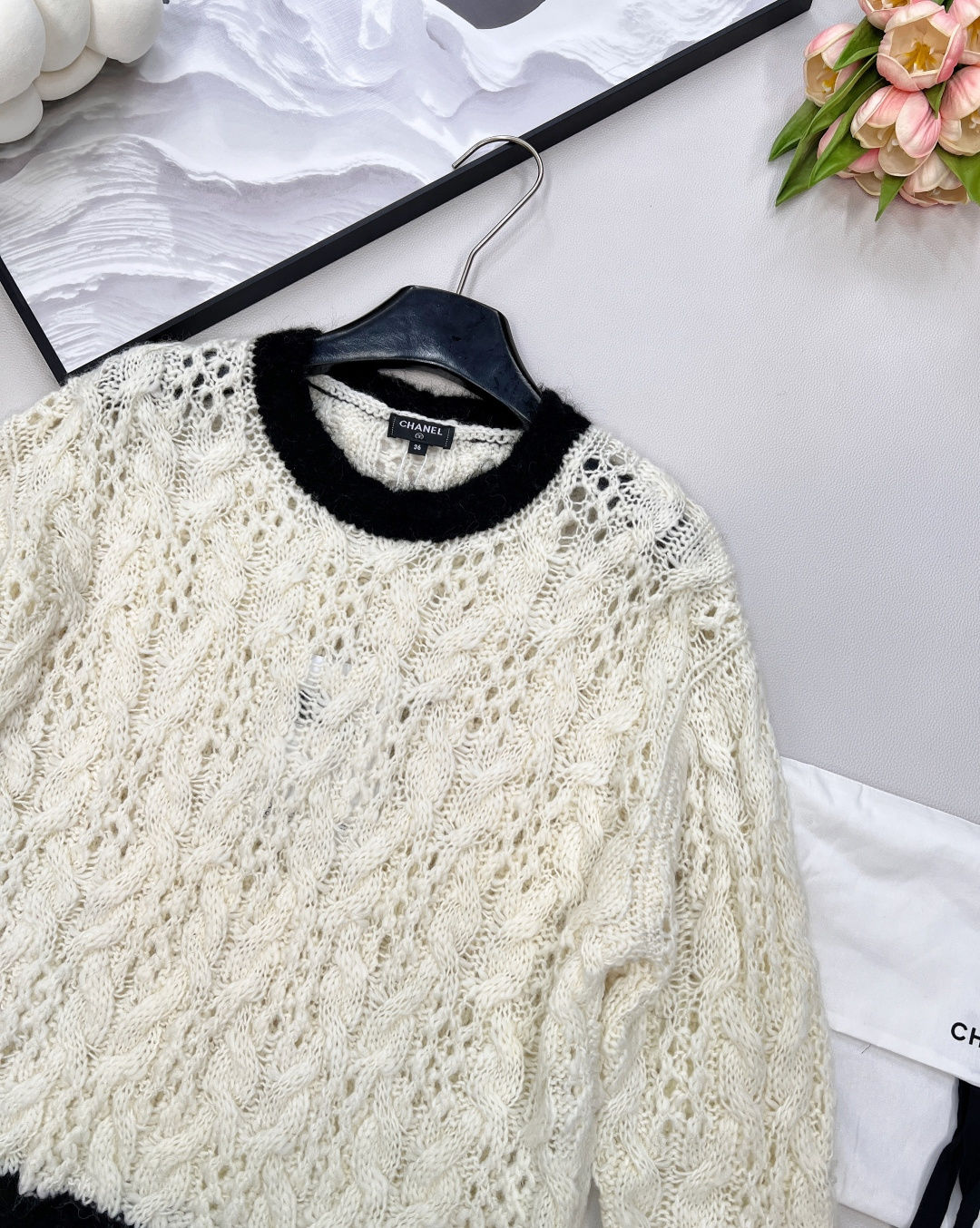 🆕CHANEL小香家新款羊毛套头衫，订制的羊毛与马海毛拼接面料，羊毛的柔软温暖搭配马海毛的独特光泽与蓬松