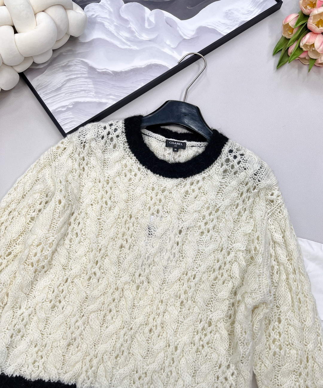 🆕CHANEL小香家新款羊毛套头衫，订制的羊毛与马海毛拼接面料，羊毛的柔软温暖搭配马海毛的独特光泽与蓬松