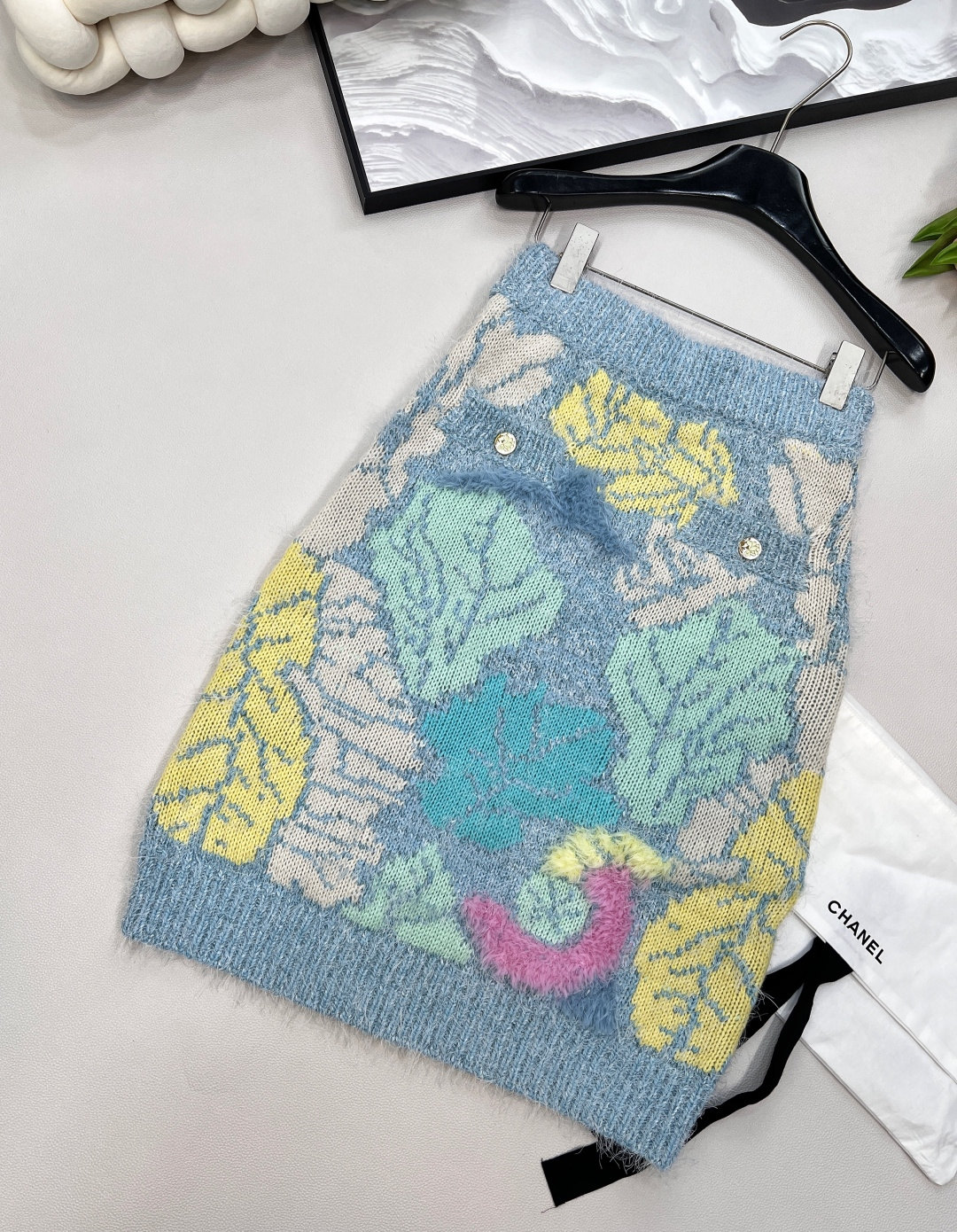 🆕Chanel25A高级手工坊系列新款彩色针织半裙丨⚠独家高版出品！松紧弹力腰头 精致花朵纽扣点缀 彩色