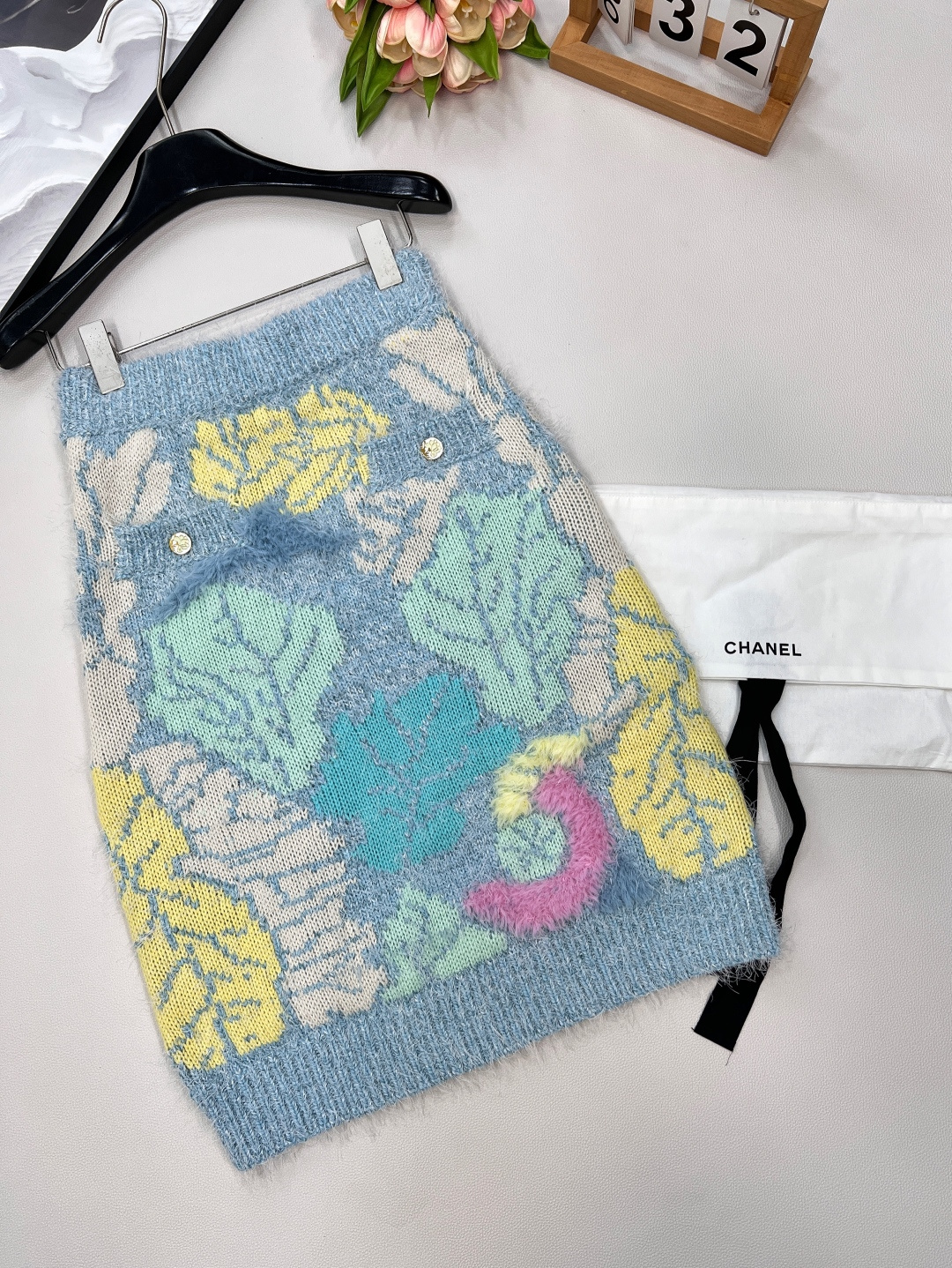 🆕Chanel25A高级手工坊系列新款彩色针织半裙丨⚠独家高版出品！松紧弹力腰头 精致花朵纽扣点缀 彩色