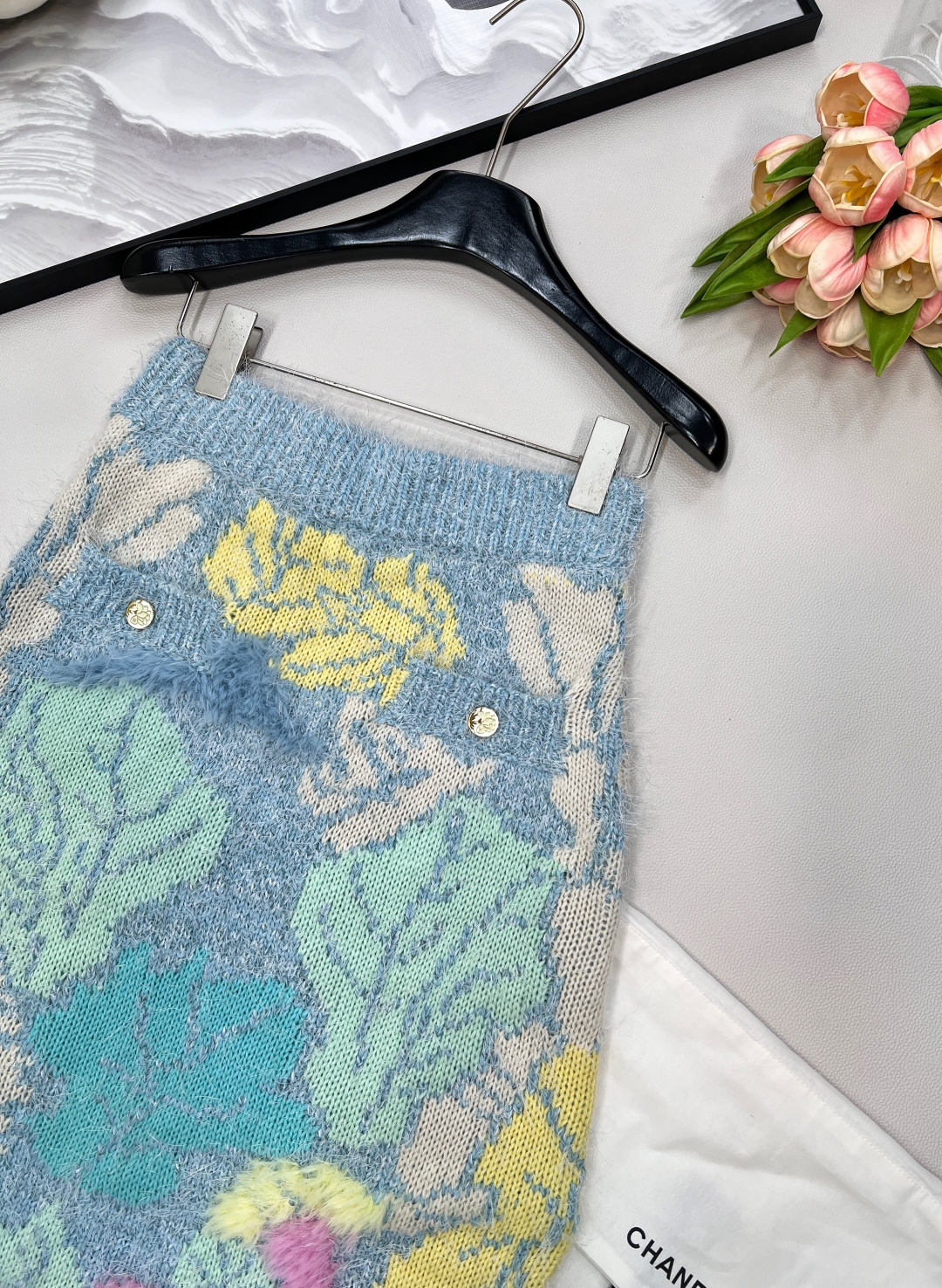 🆕Chanel25A高级手工坊系列新款彩色针织半裙丨⚠独家高版出品！松紧弹力腰头 精致花朵纽扣点缀 彩色