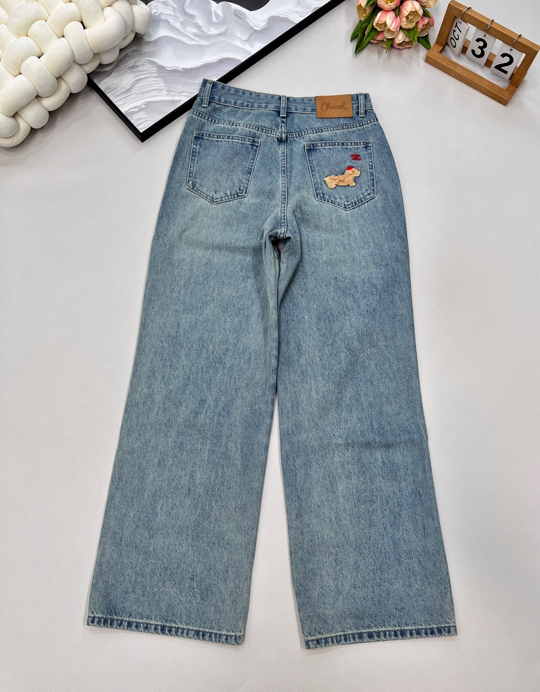 🆕CHANEL新款小香立体小狗牛仔直筒长裤。小香家这款立体感动物图案直筒长裤绝对是不容错过的焦点单品。精