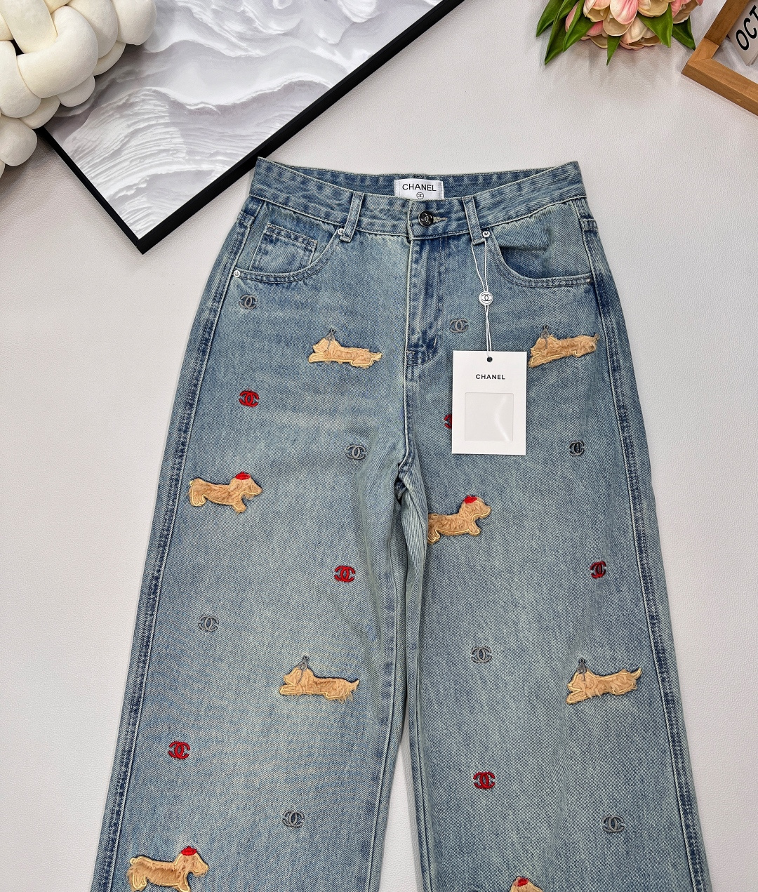 🆕CHANEL新款小香立体小狗牛仔直筒长裤。小香家这款立体感动物图案直筒长裤绝对是不容错过的焦点单品。精