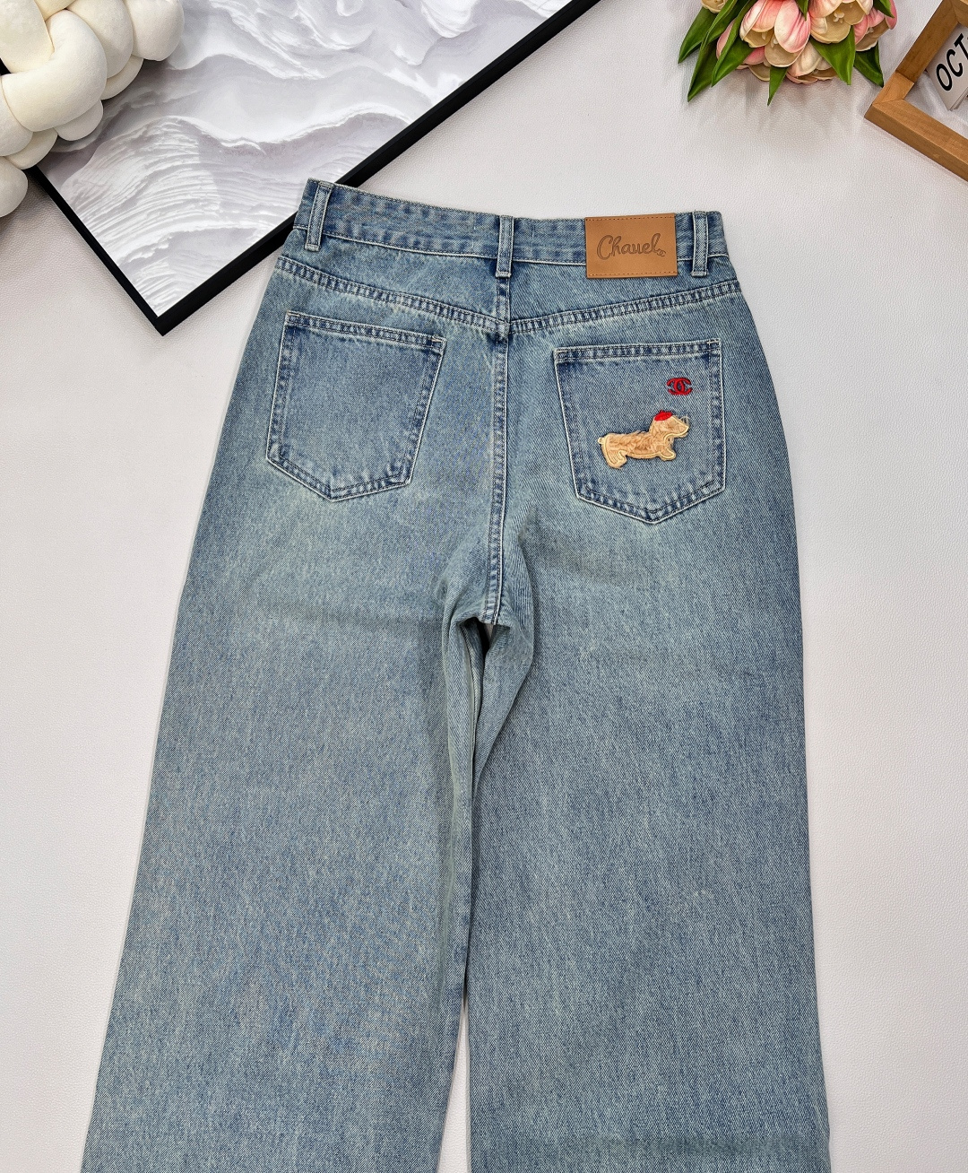 🆕CHANEL新款小香立体小狗牛仔直筒长裤。小香家这款立体感动物图案直筒长裤绝对是不容错过的焦点单品。精