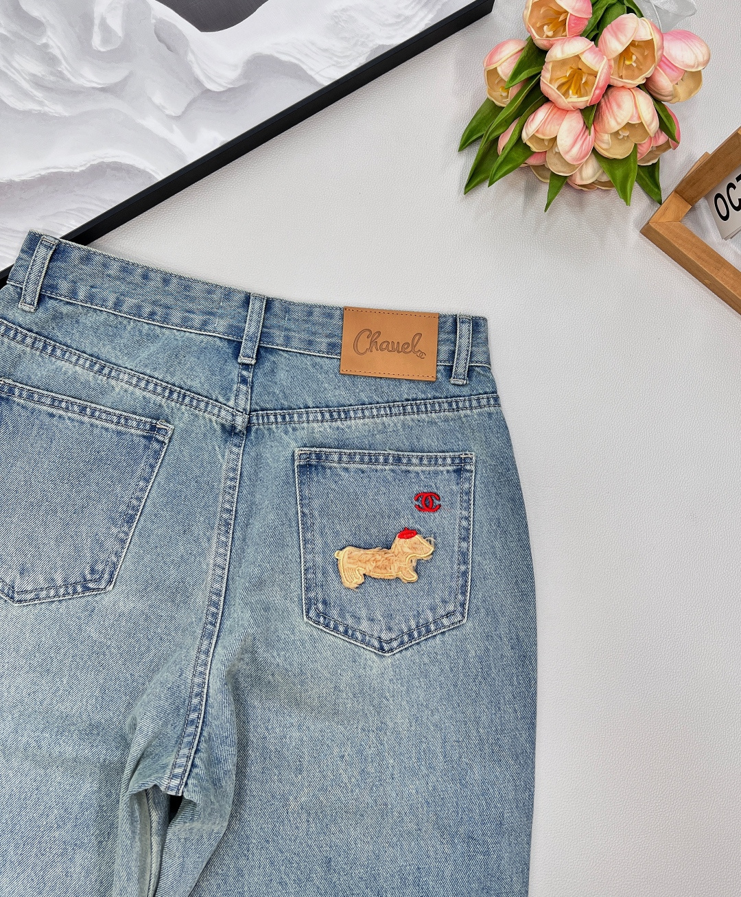 🆕CHANEL新款小香立体小狗牛仔直筒长裤。小香家这款立体感动物图案直筒长裤绝对是不容错过的焦点单品。精