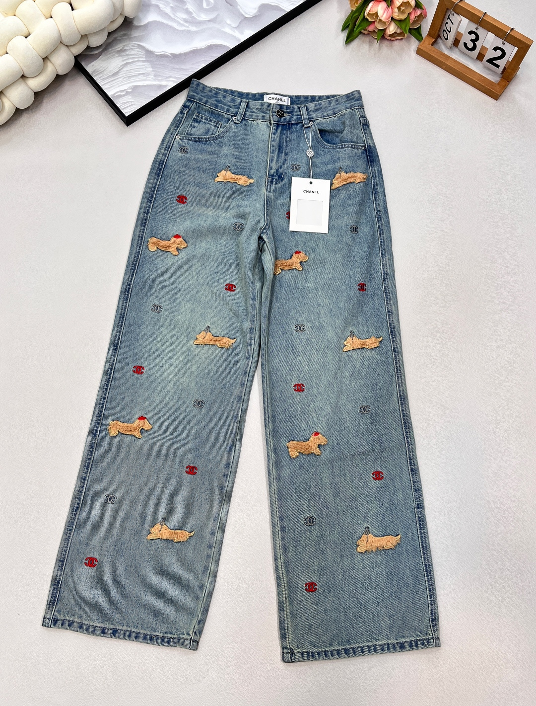 🆕CHANEL新款小香立体小狗牛仔直筒长裤。小香家这款立体感动物图案直筒长裤绝对是不容错过的焦点单品。精