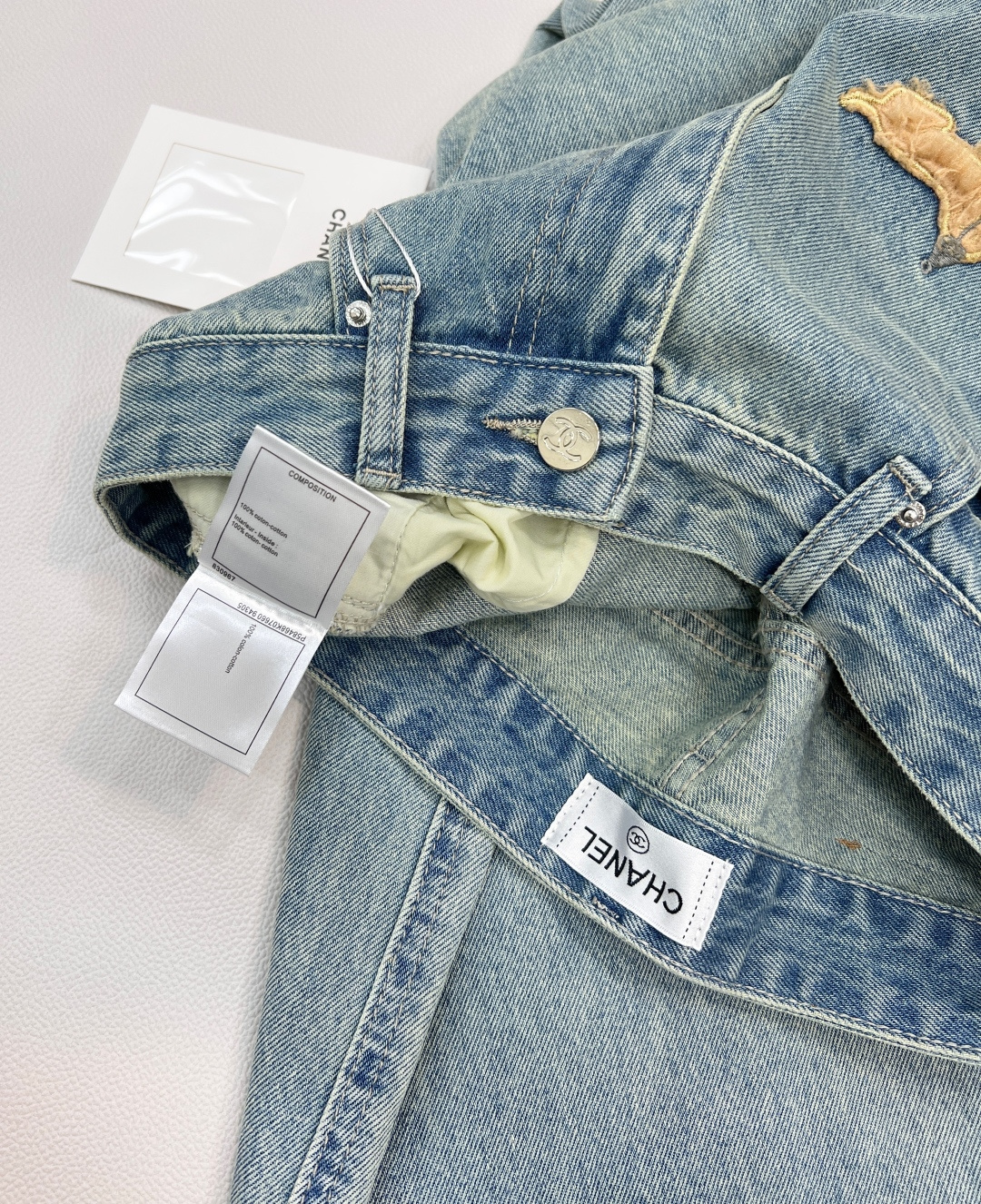 🆕CHANEL新款小香立体小狗牛仔直筒长裤。小香家这款立体感动物图案直筒长裤绝对是不容错过的焦点单品。精