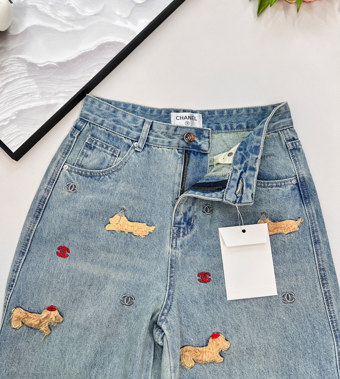 🆕CHANEL新款小香立体小狗牛仔直筒长裤。小香家这款立体感动物图案直筒长裤绝对是不容错过的焦点单品。精